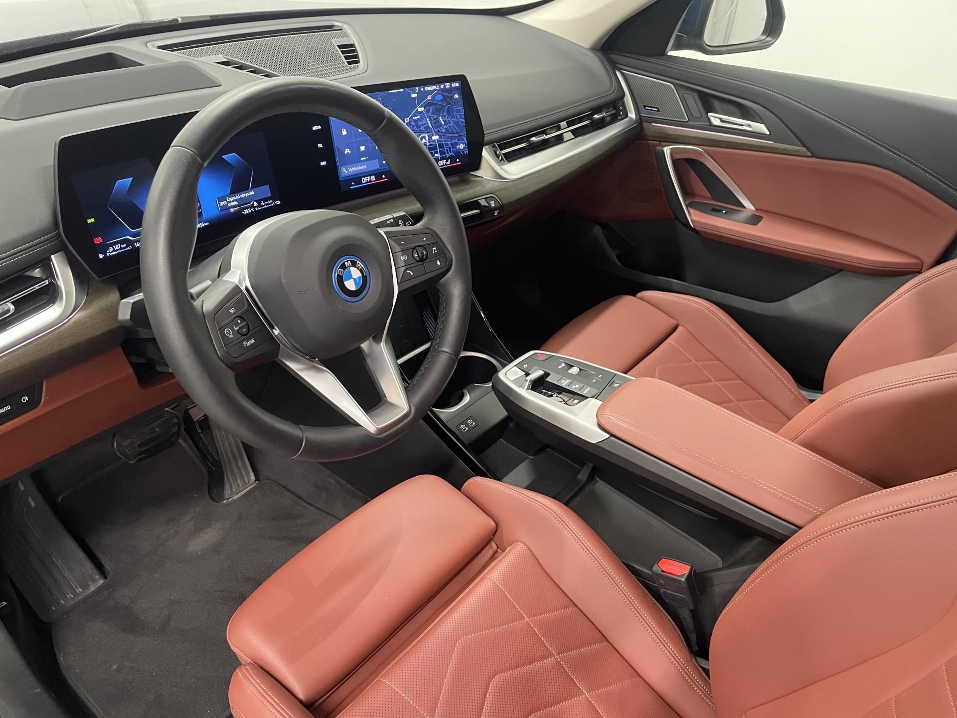 BMW iX1, xDrive30e - fotka 6