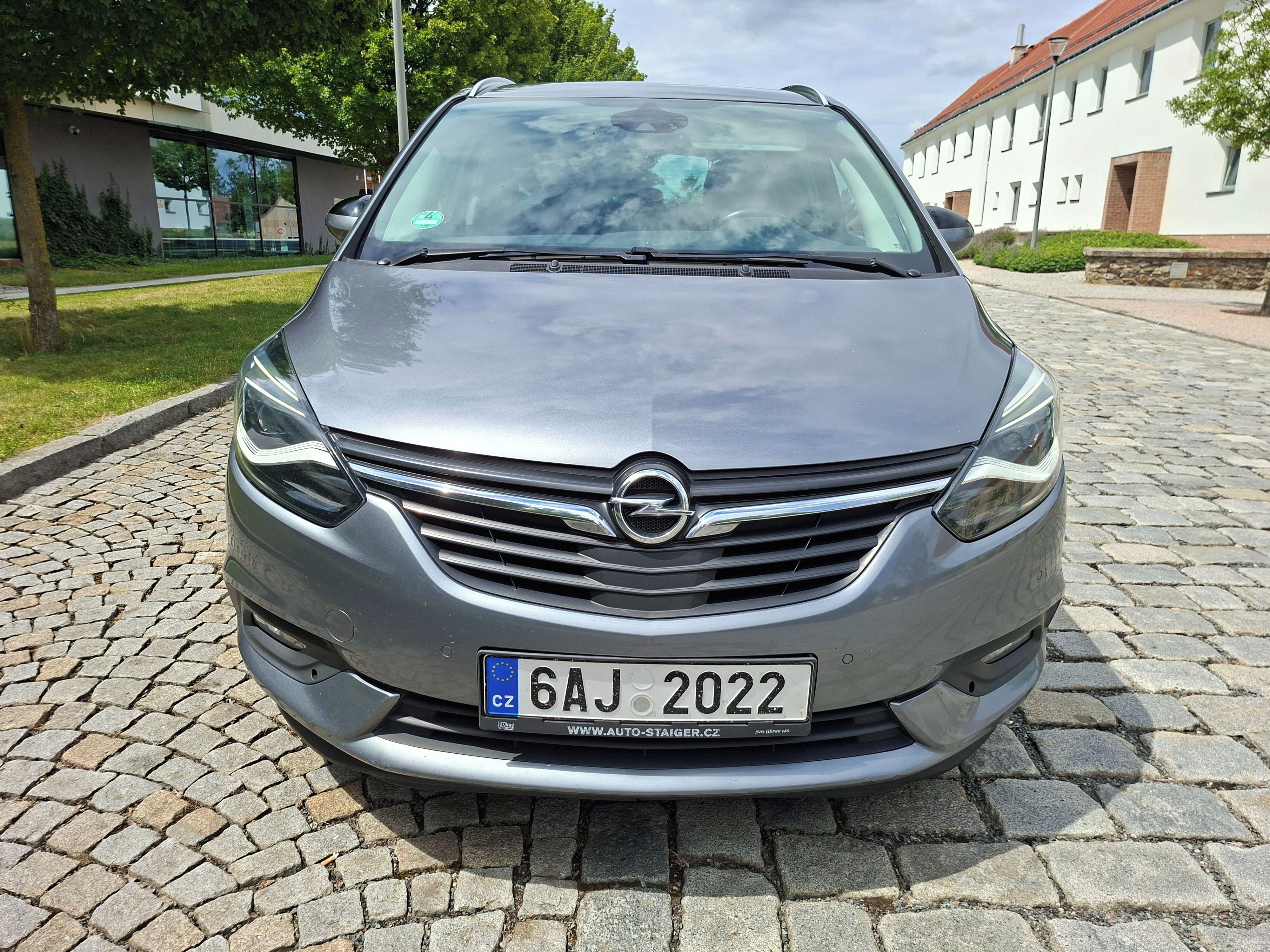 Opel Zafira, 125kW, 7 míst, nosič kol, ČR - fotka 2