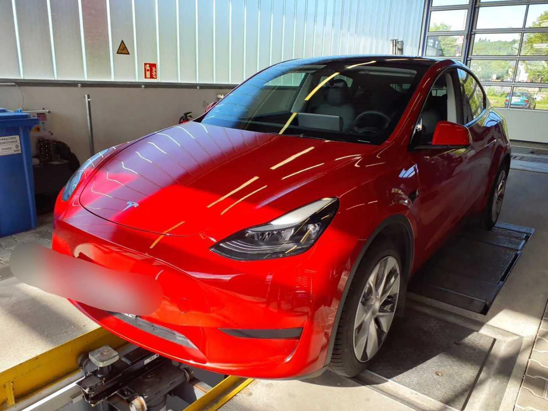 Tesla Model Y, RWD, LFP baterie, Tažné