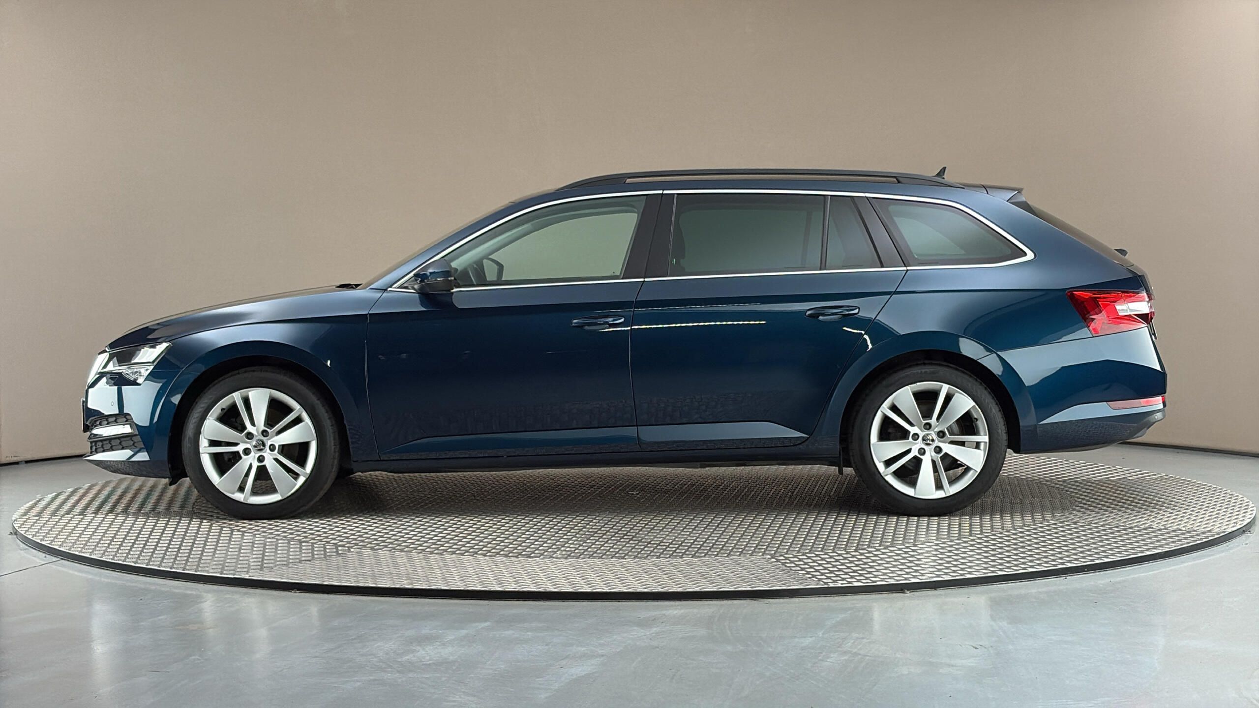 Škoda Superb, 2.0 TDI DSG Ambition Combi - fotka 4