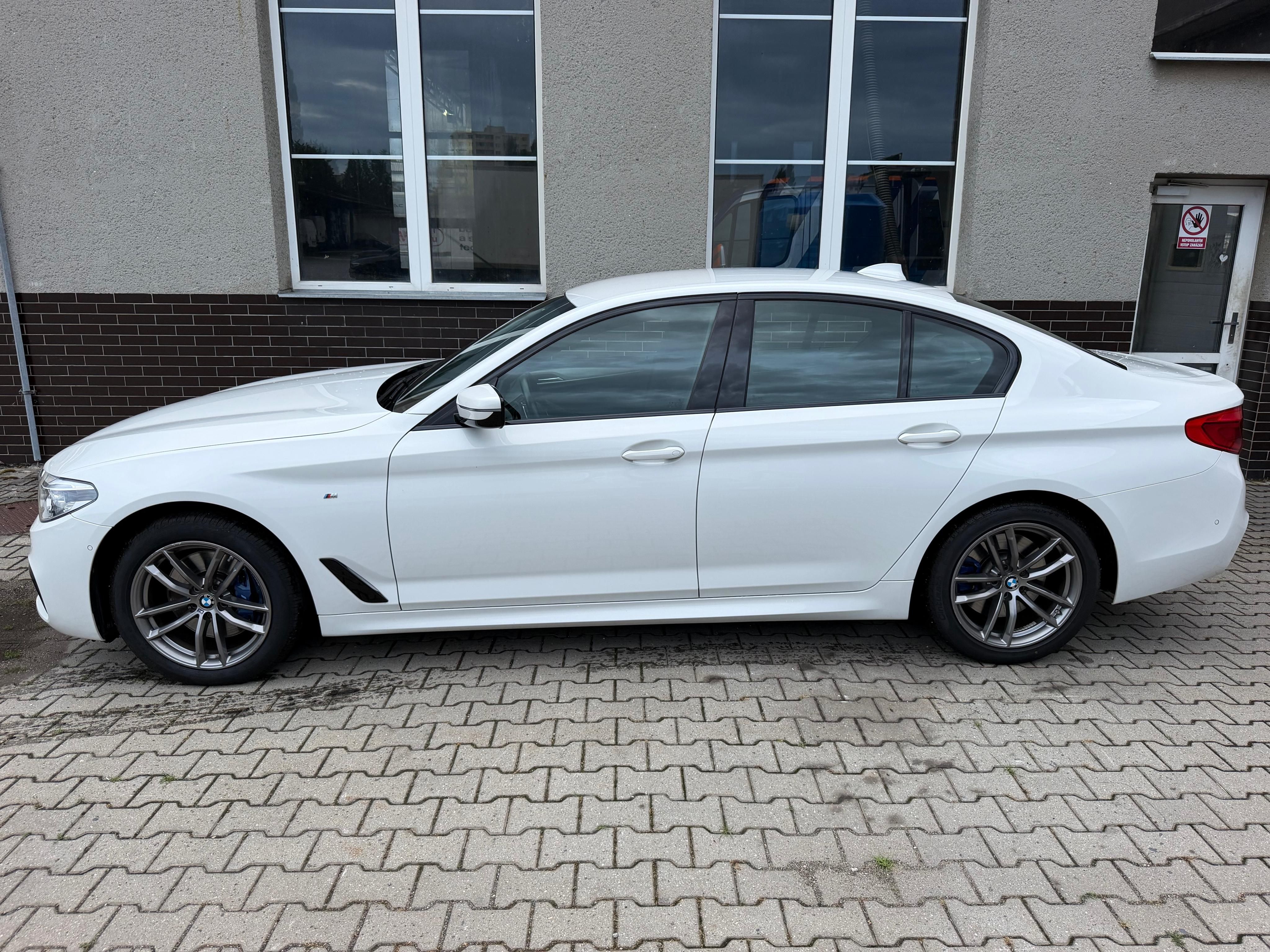 BMW Řada 5, 530d xDrive ČR M-paket - fotka 4