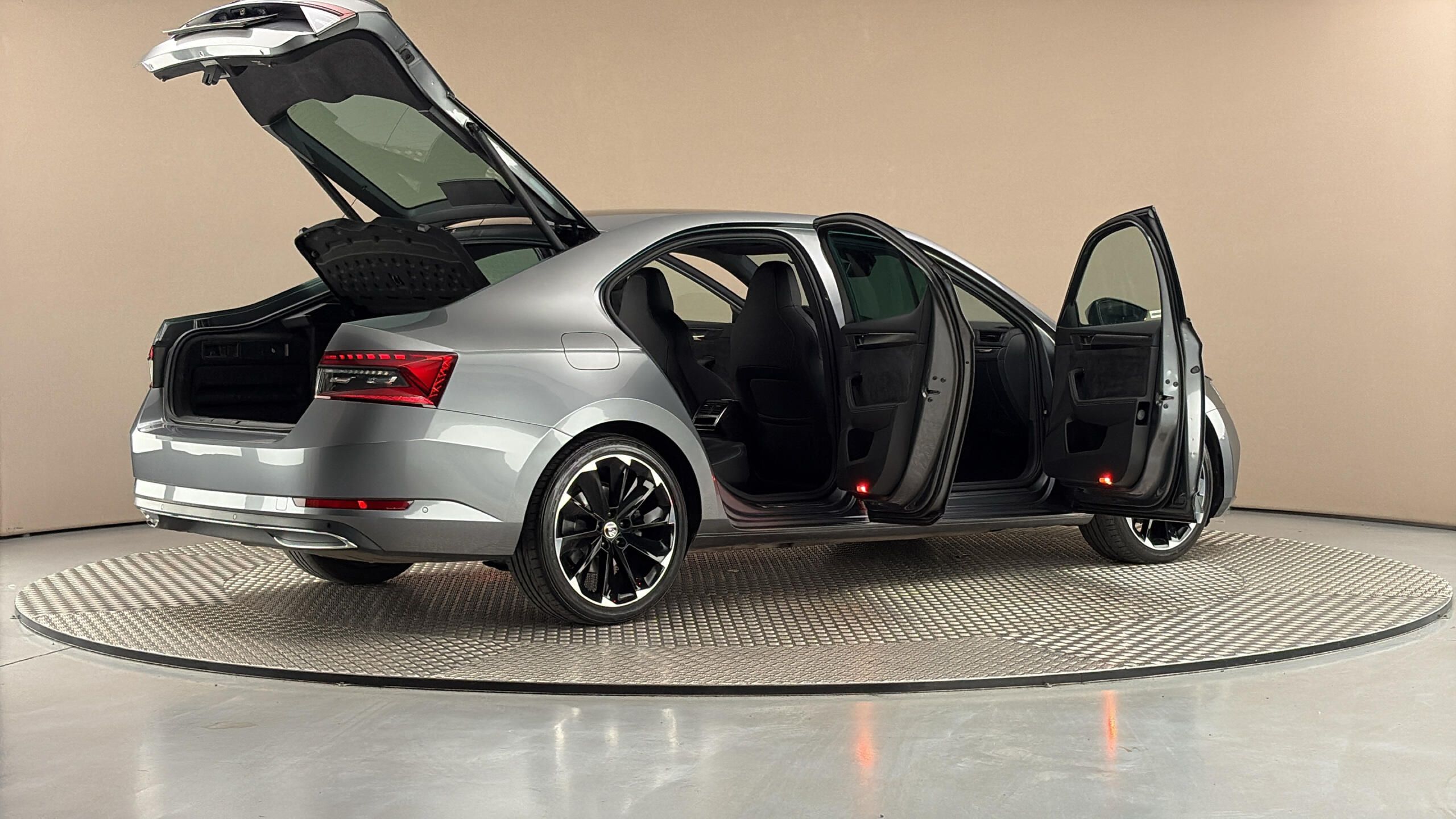 Škoda Superb, 2.0 TDI DSG Sportline - fotka 6