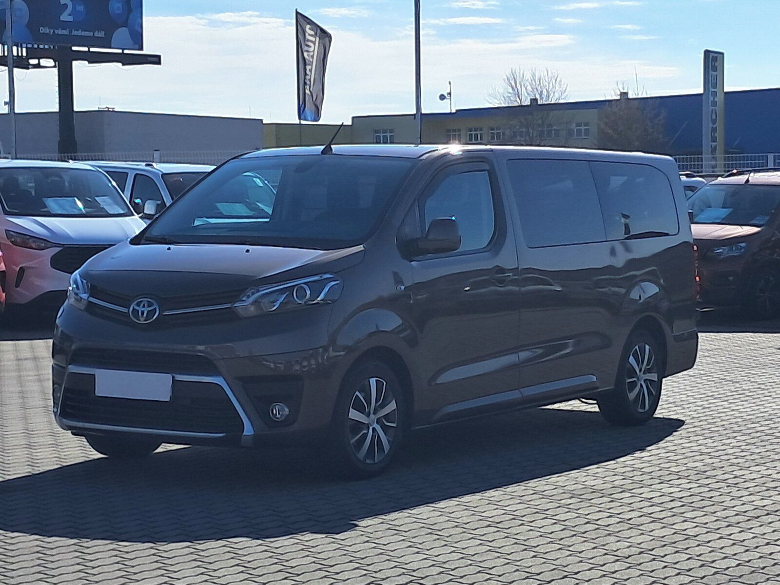 Toyota Proace Verso, 2.0 D-4D, 8 míst, L2 - fotka 2