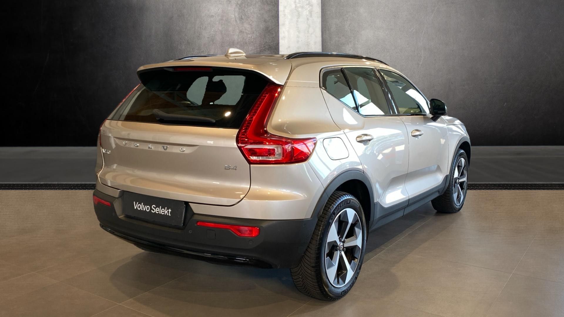 Volvo XC40, ULTIMATE DARK, B4 FWD, 145+10 - fotka 3