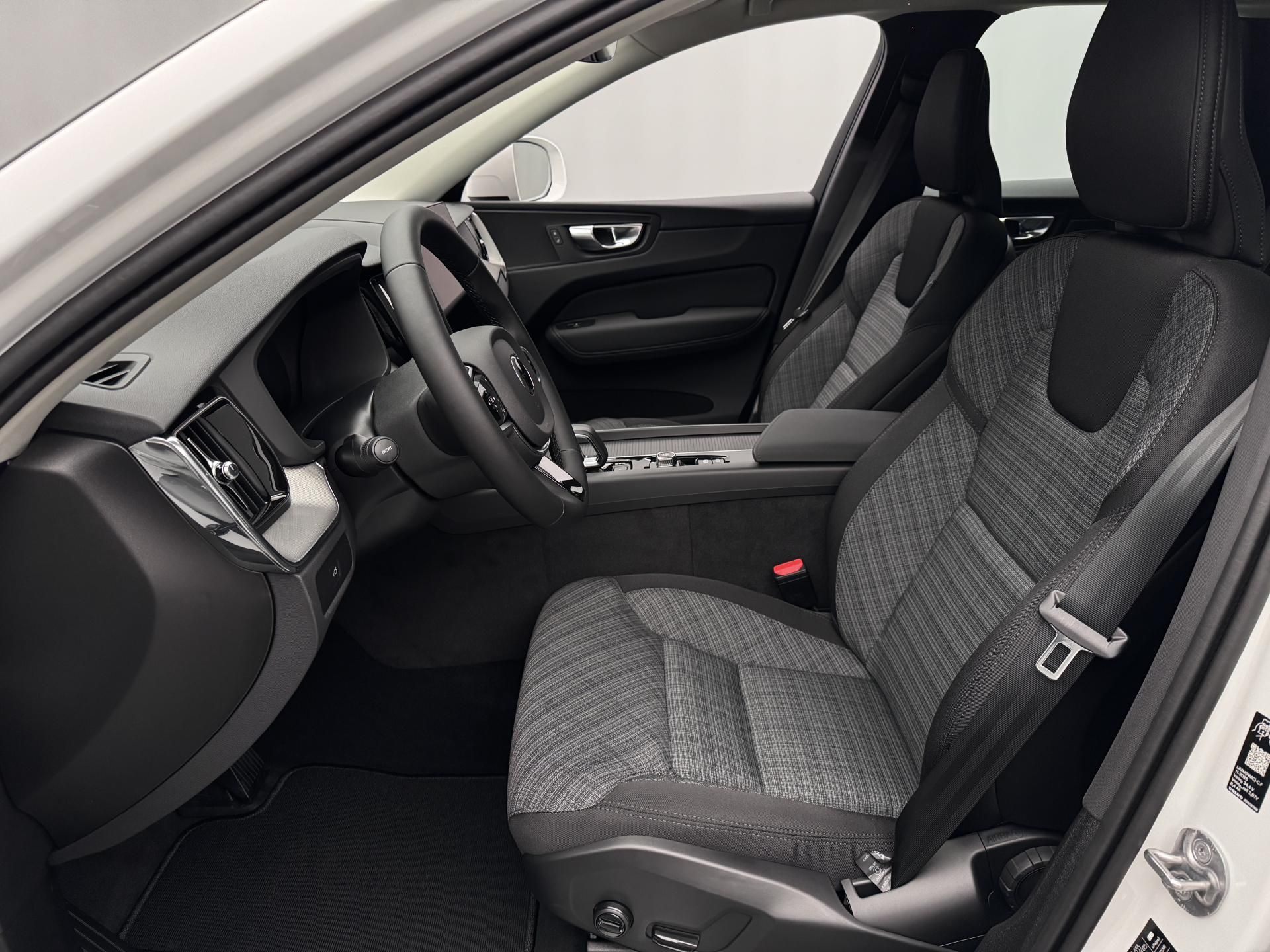 Volvo XC60, B5 AWD AUT CORE - fotka 3