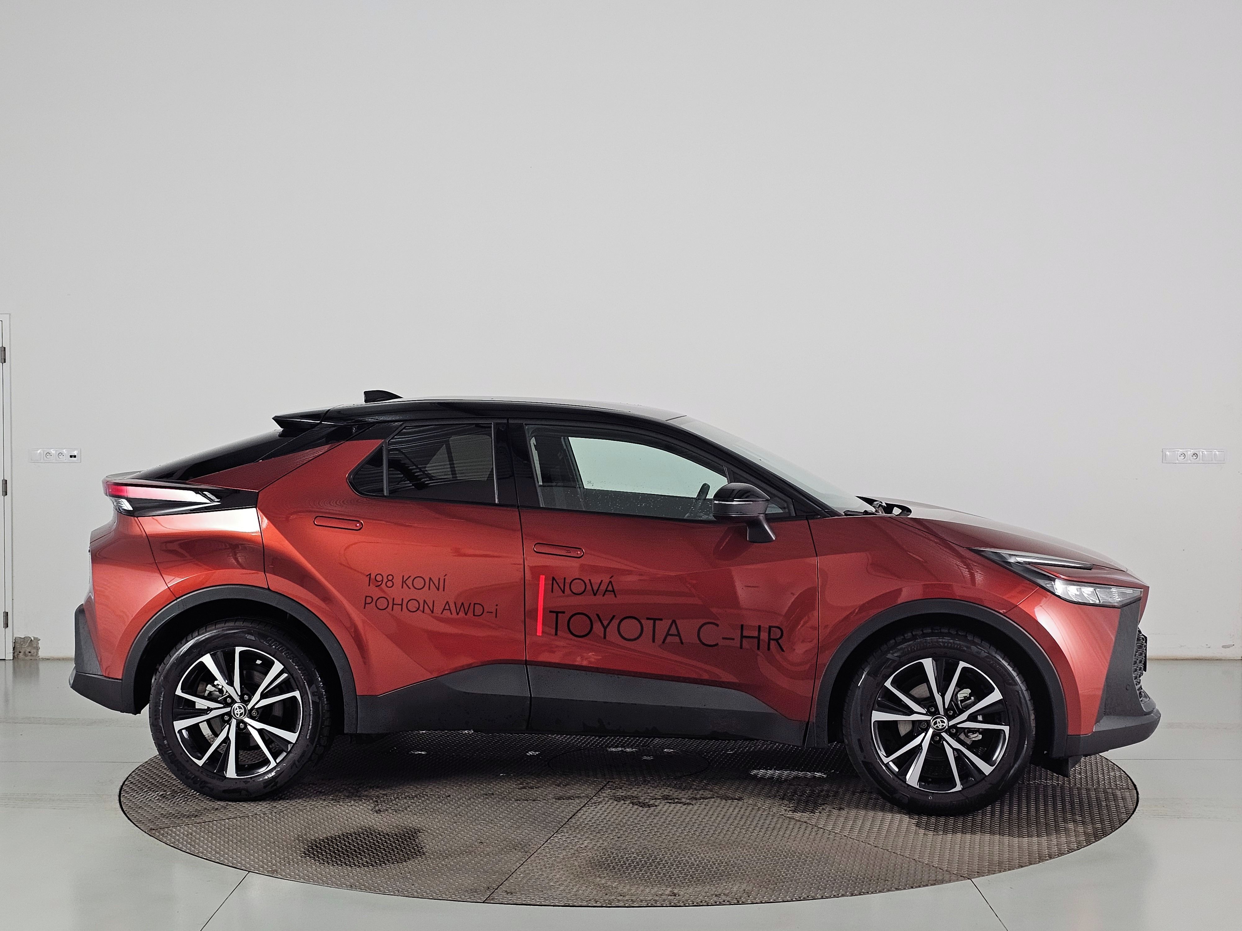 Toyota C-HR, 1.8 HEV 140k Style - fotka 4