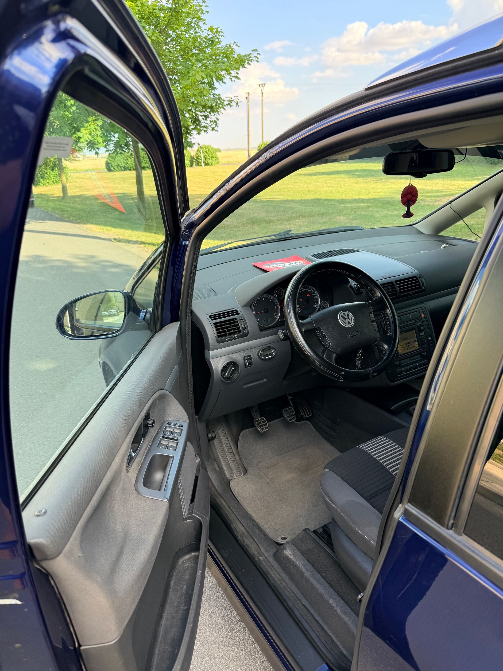 Volkswagen Sharan, Edice United Modrý - fotka 4