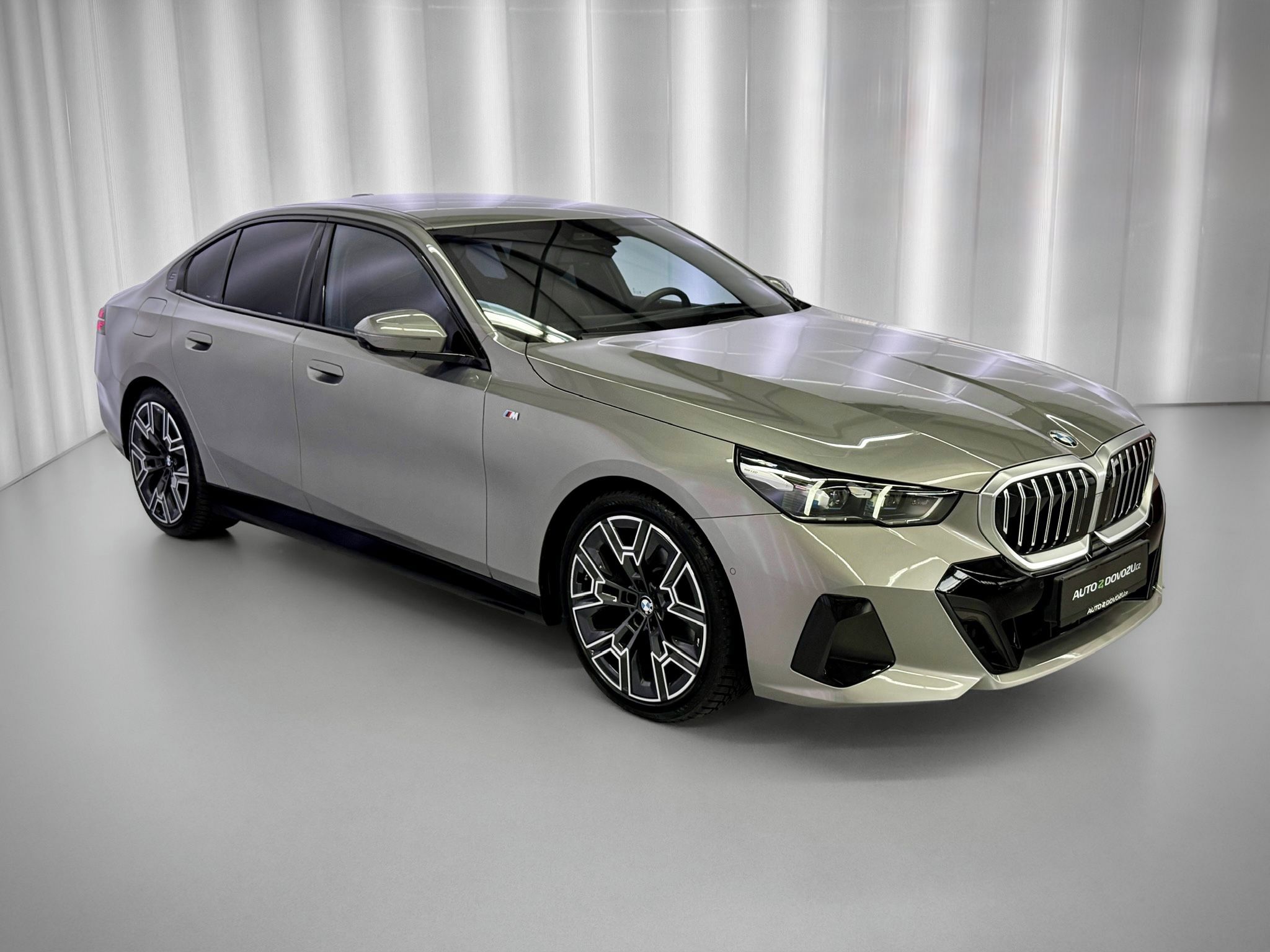 BMW Řada 5, 520d xDrive, M-SPORT, HUD, H/K - fotka 4