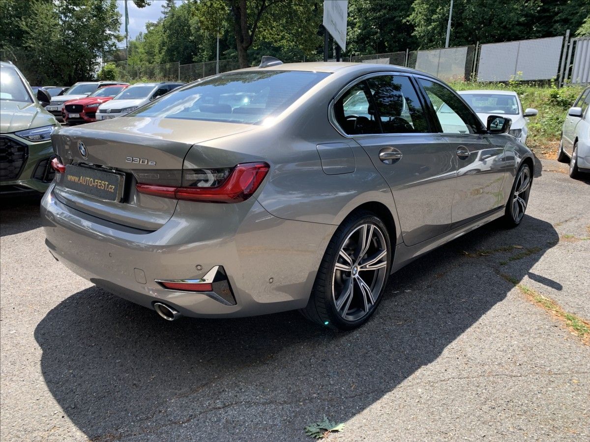 BMW Řada 3, 2,0 330e INDIVIDUAL,1.MAJ,ČR - fotka 6