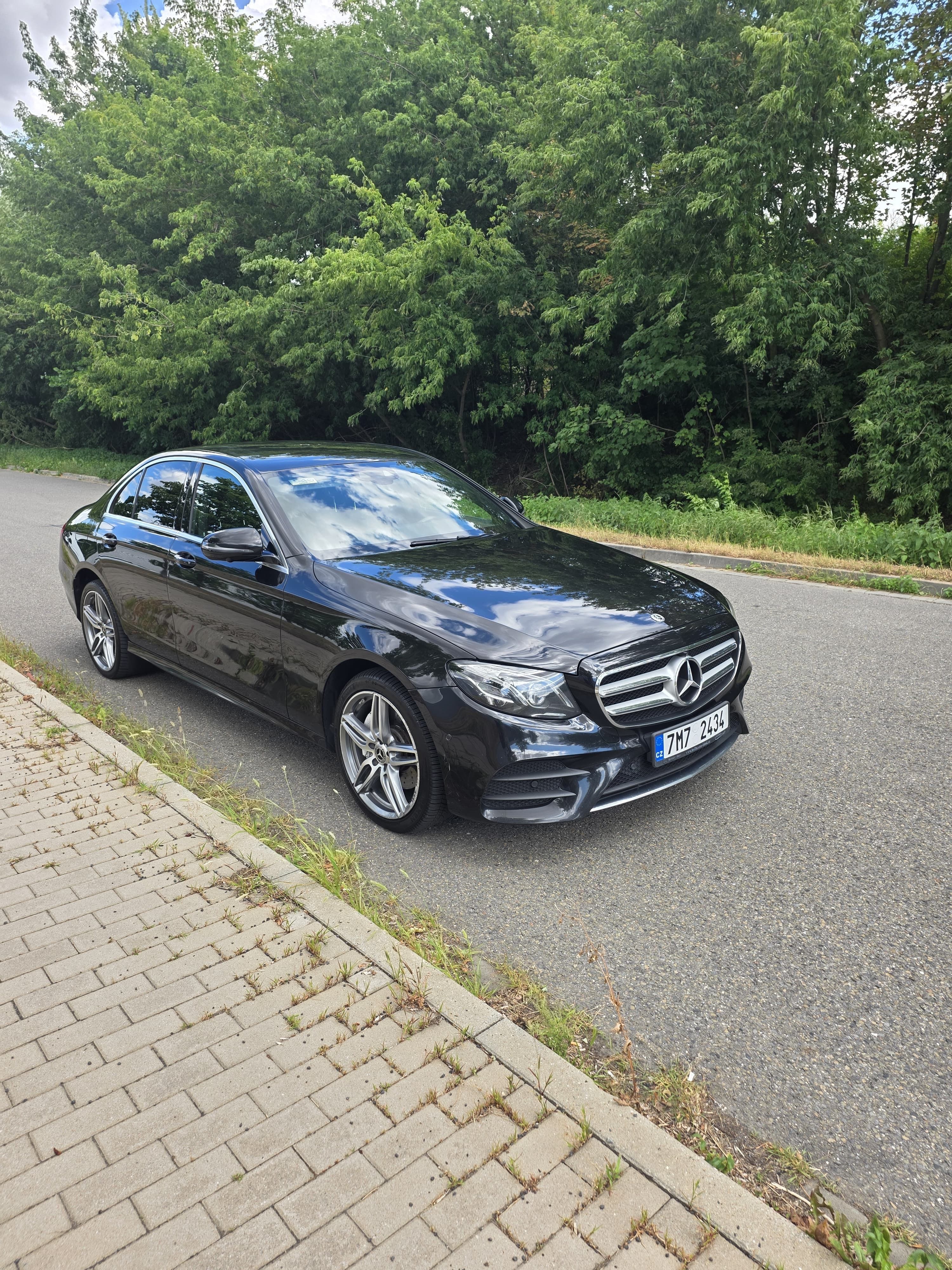 Mercedes-Benz Třídy E, 220D 4Matic, AMG, servis - fotka 3