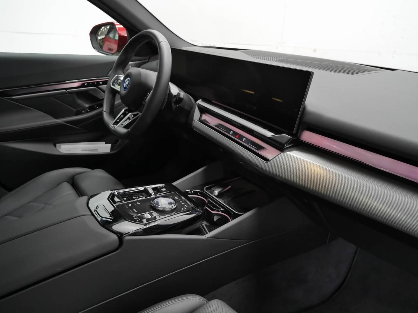 BMW Řada 5, 550e xDrive Touring Tažné Bowe - fotka 5