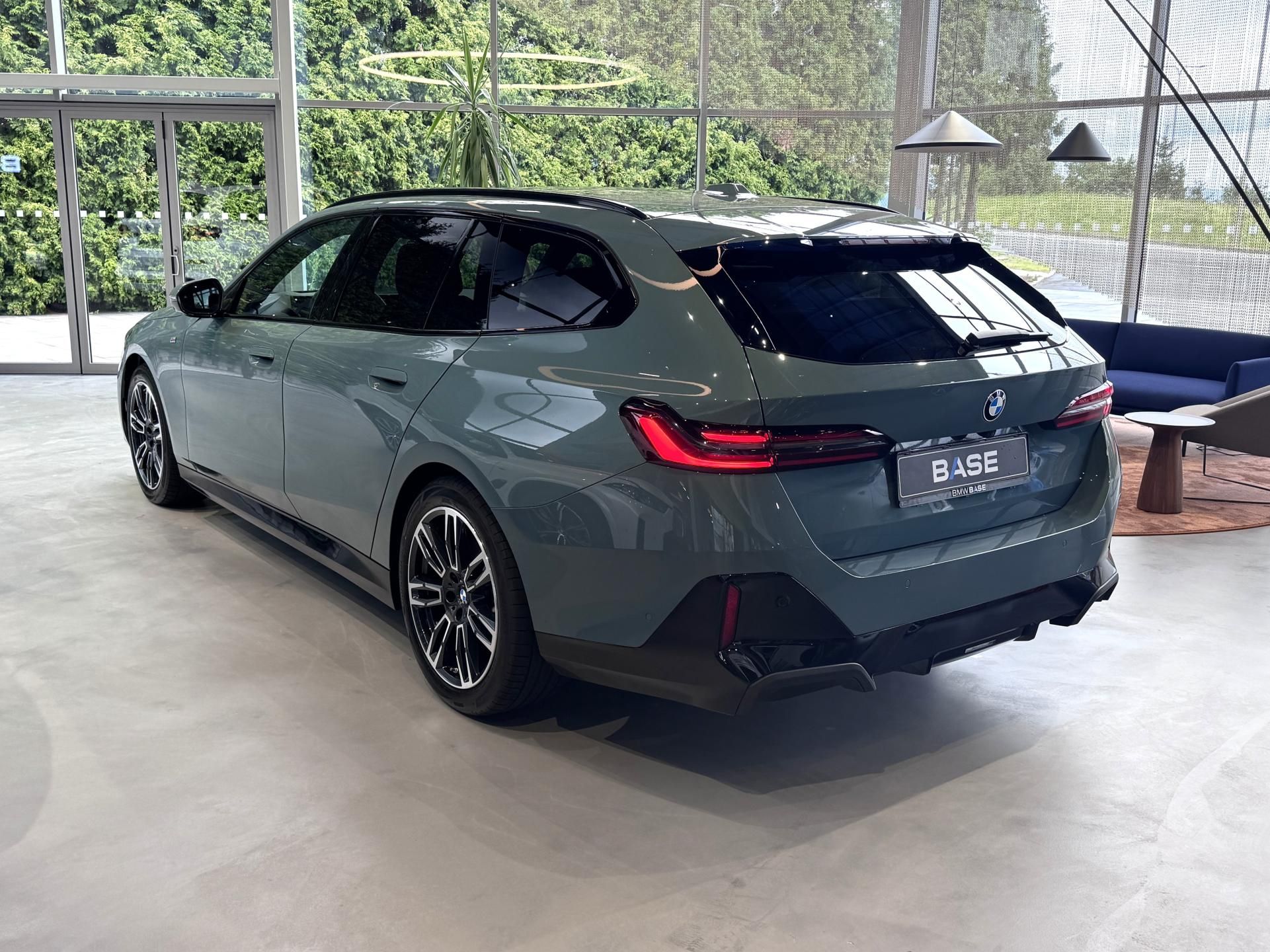 BMW Řada 5, 520d xDrive Touring M-Sport - fotka 3