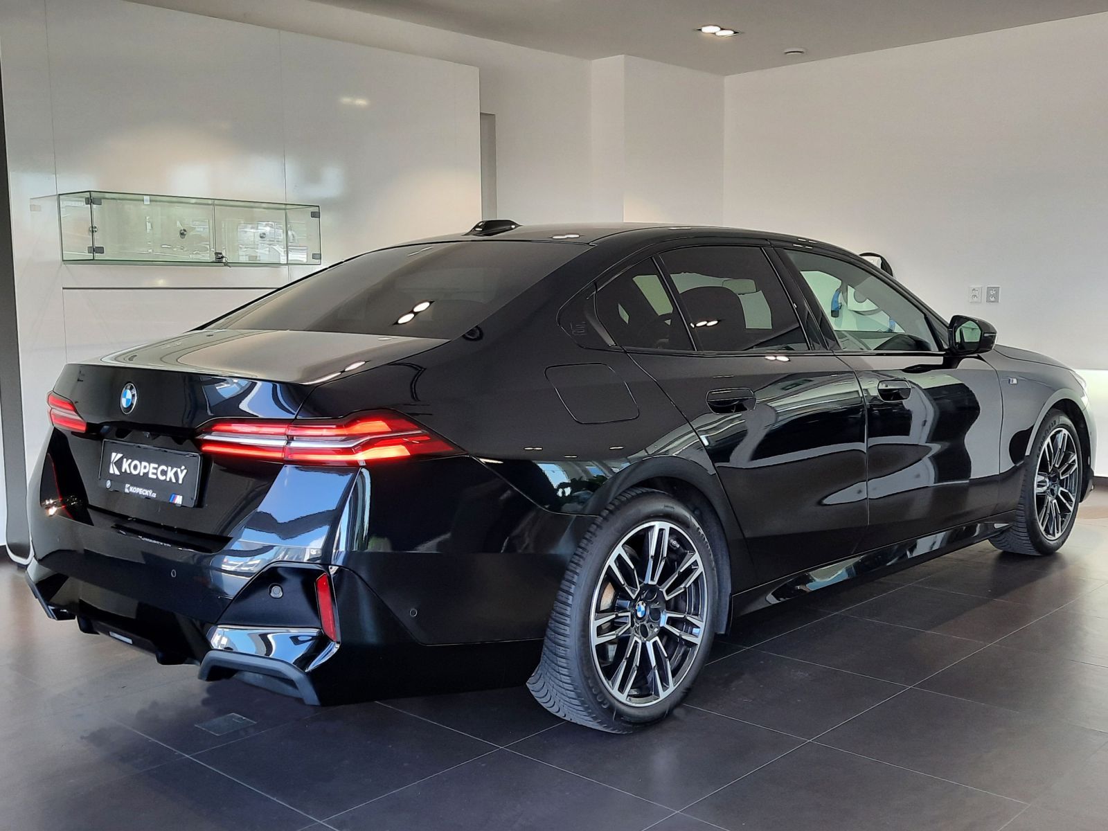 BMW Řada 5, 520d Sedan M Sport - fotka 6