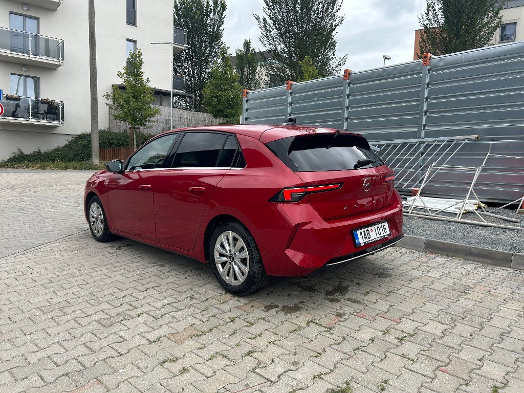 Opel Astra, Elegance 1,2 Turbo 96kW MT6 - fotka 3