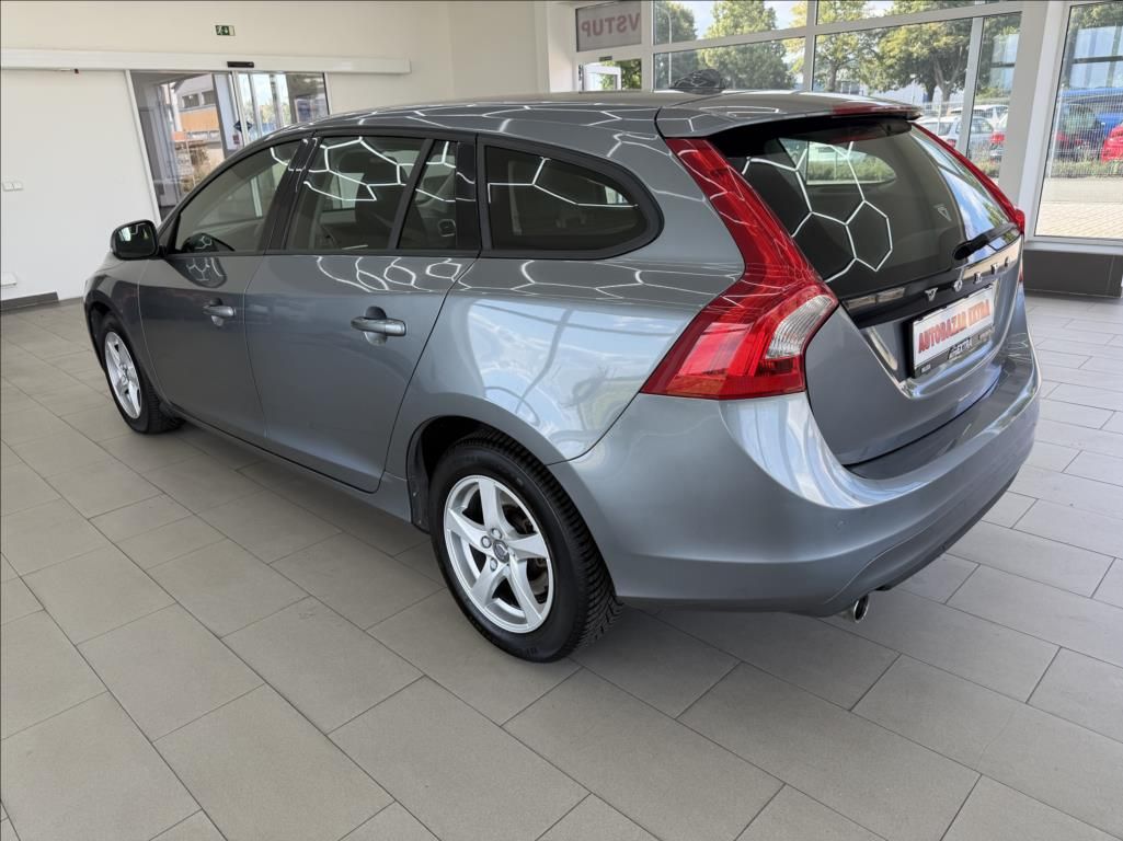 Volvo V60, 2,0 D, Automat, pouze 93tkm - fotka 3