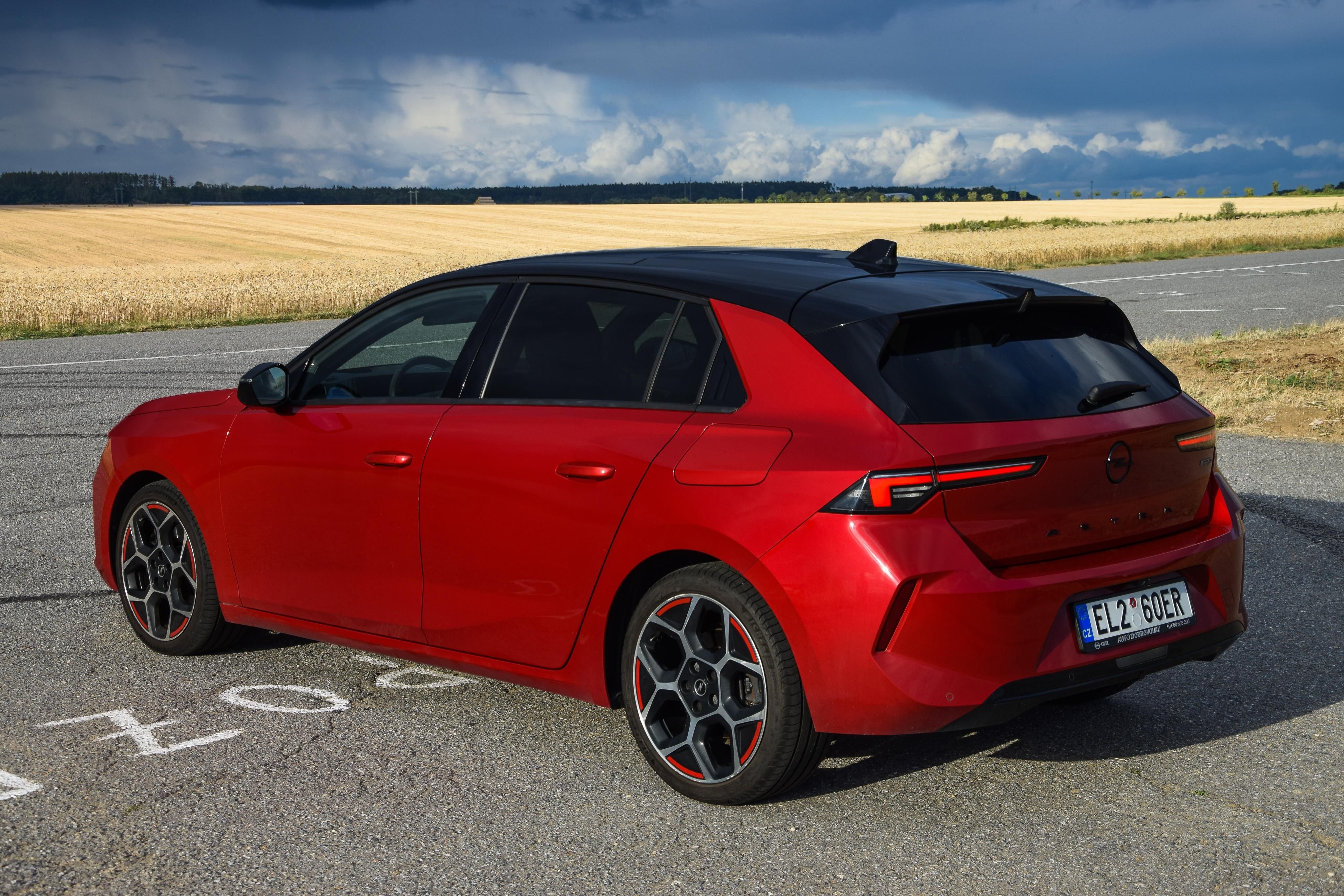 Opel Astra, 1.6 Plug-in Hybrid 180k - fotka 5