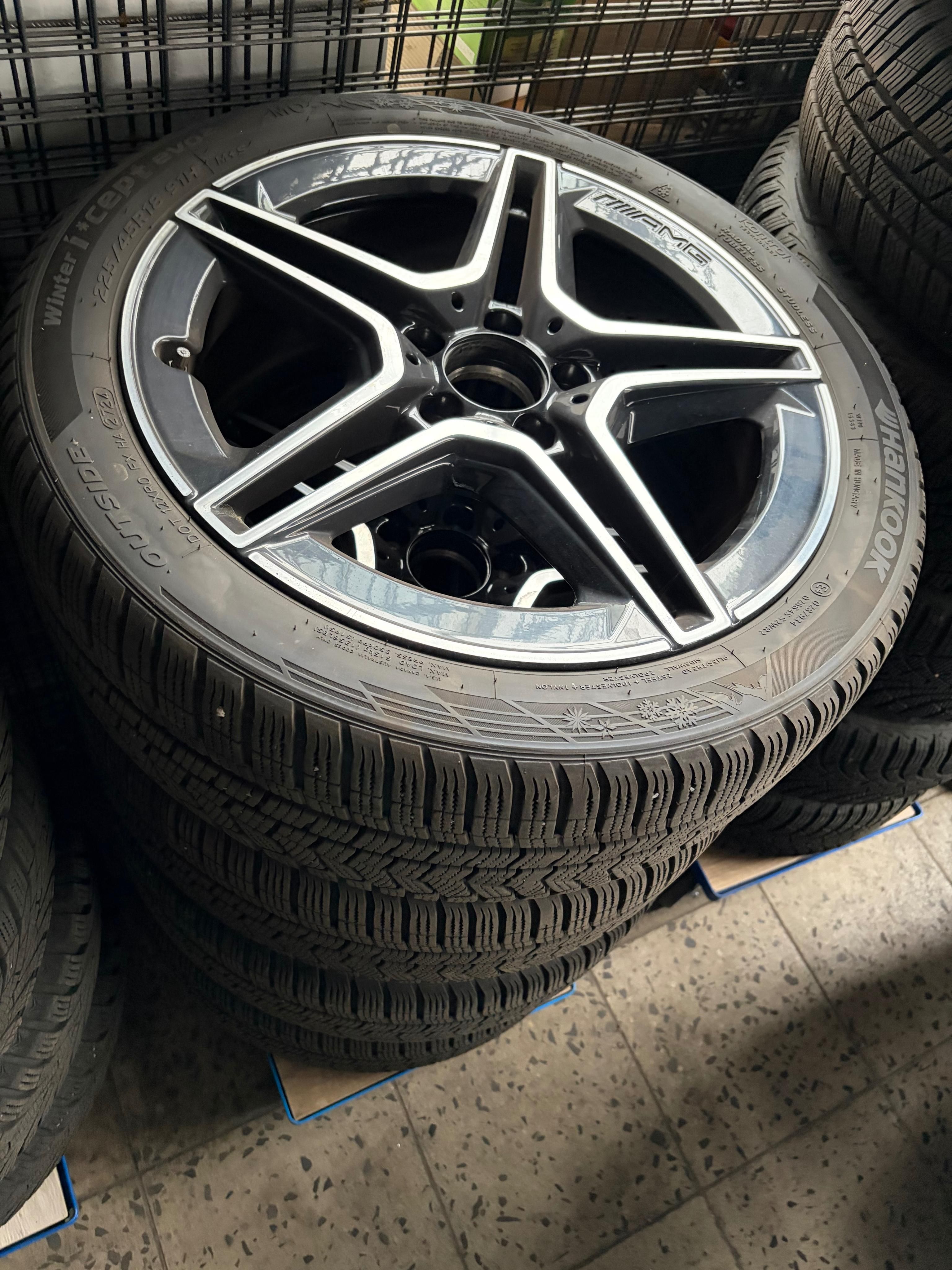 Mercedes-Benz Třídy A, Mercedes Benz A220d AMG Adv+ - fotka 5