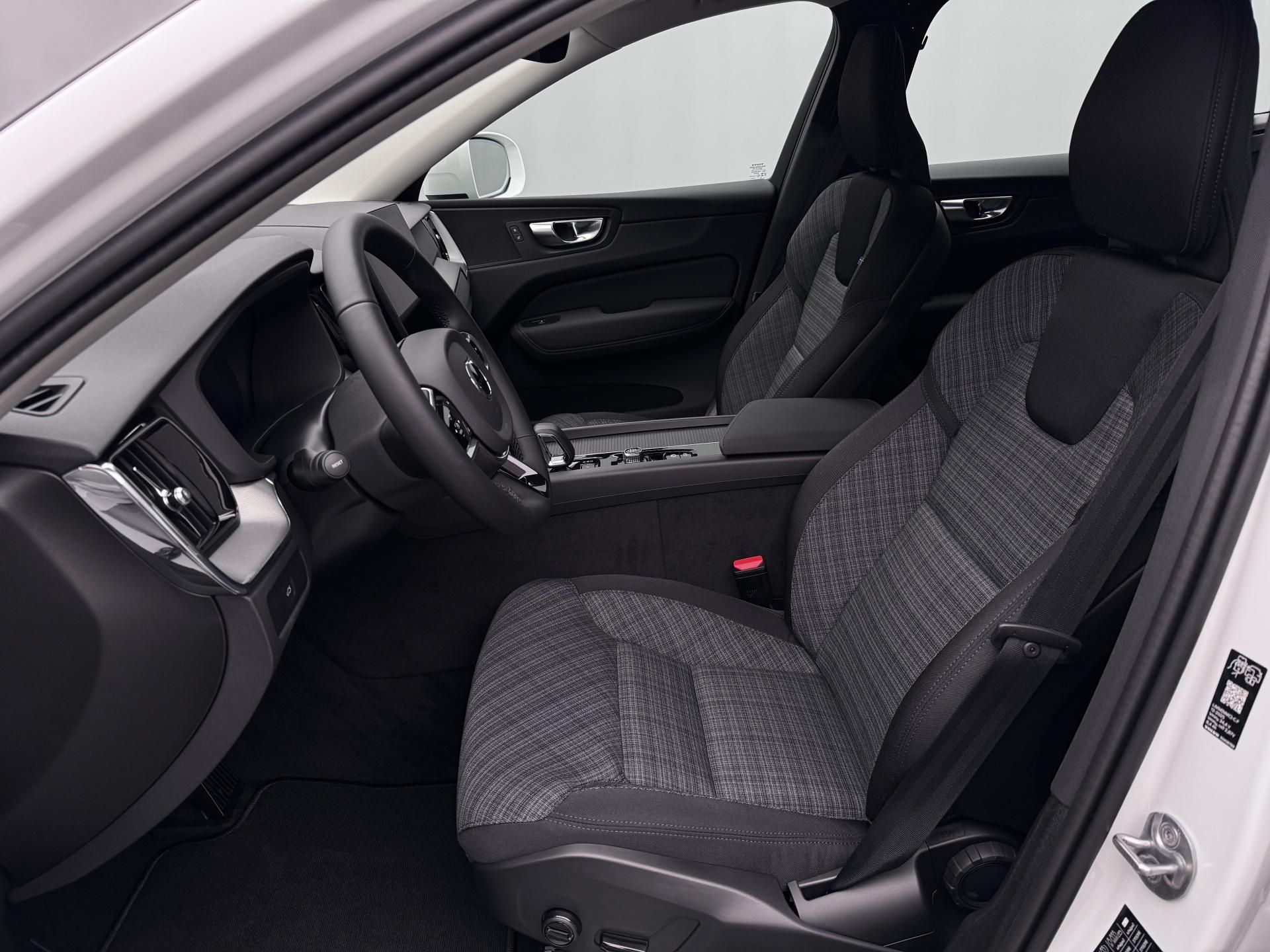 Volvo XC60, B5 AWD AUT ESSENTIAL - fotka 3