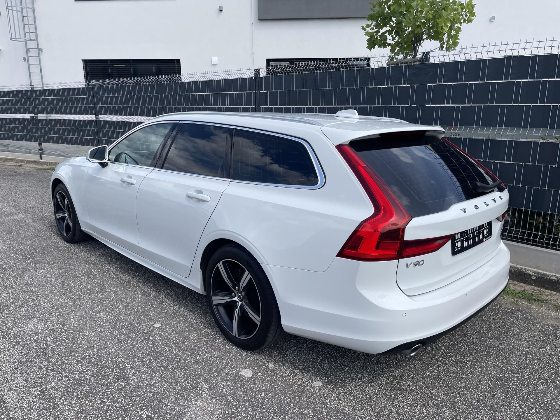 Volvo V90, 2.0 D4 140kW MOMENTUM - fotka 3