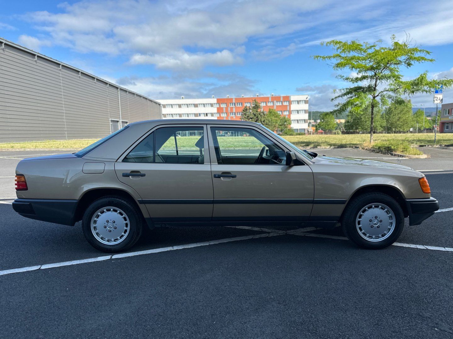 Mercedes-Benz 124, 230E 97kw - fotka 4