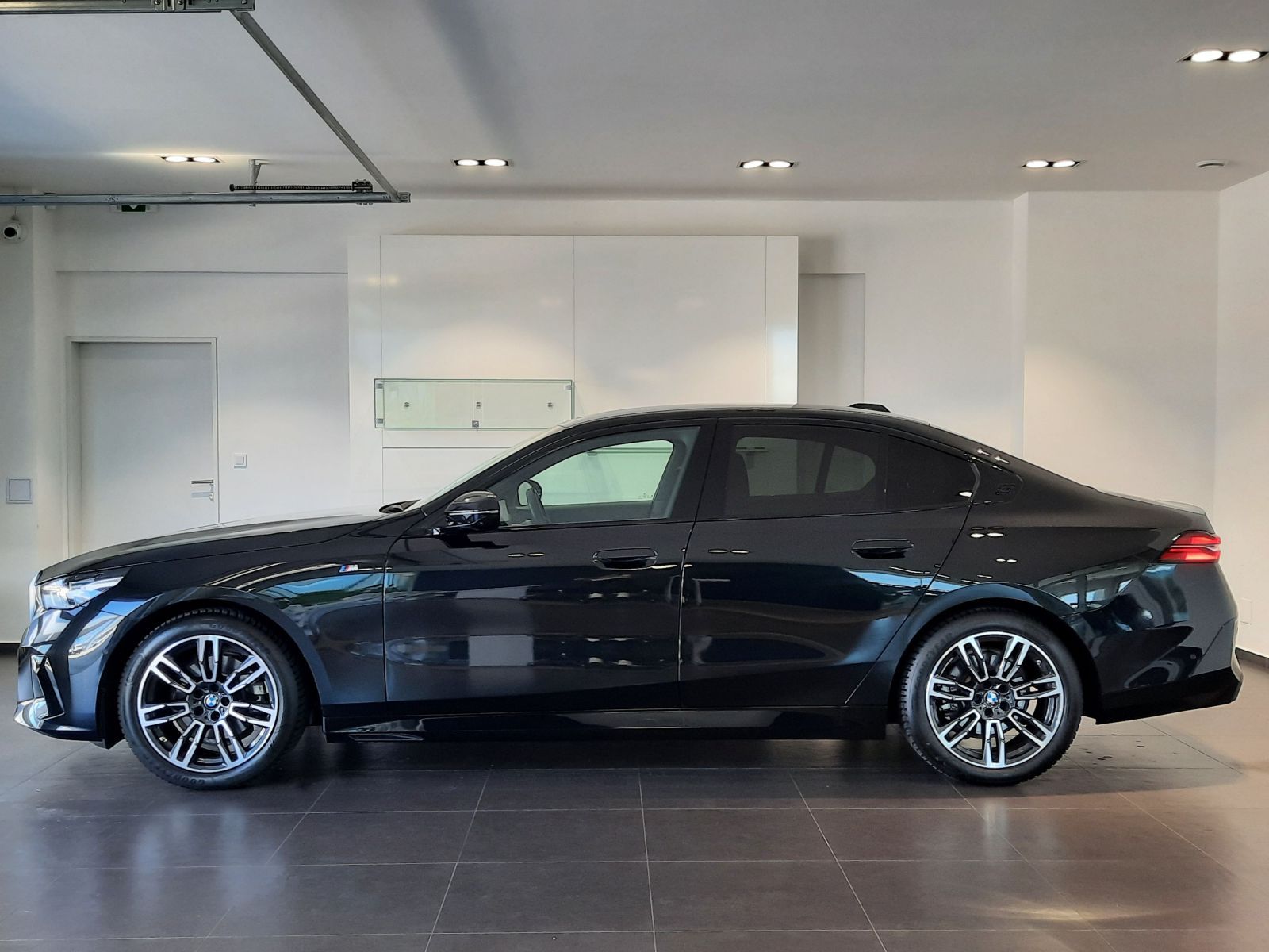 BMW Řada 5, 520d Sedan M Sport - fotka 3