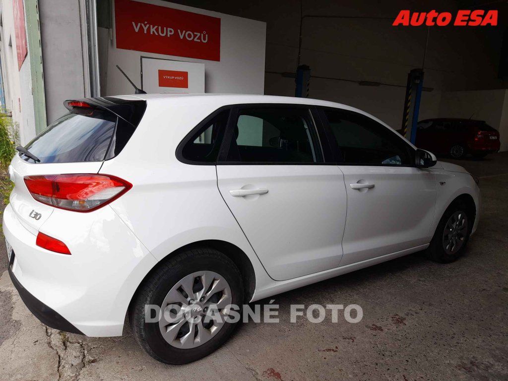 Hyundai i30, 1.4i,servis.kniha,AC - fotka 2
