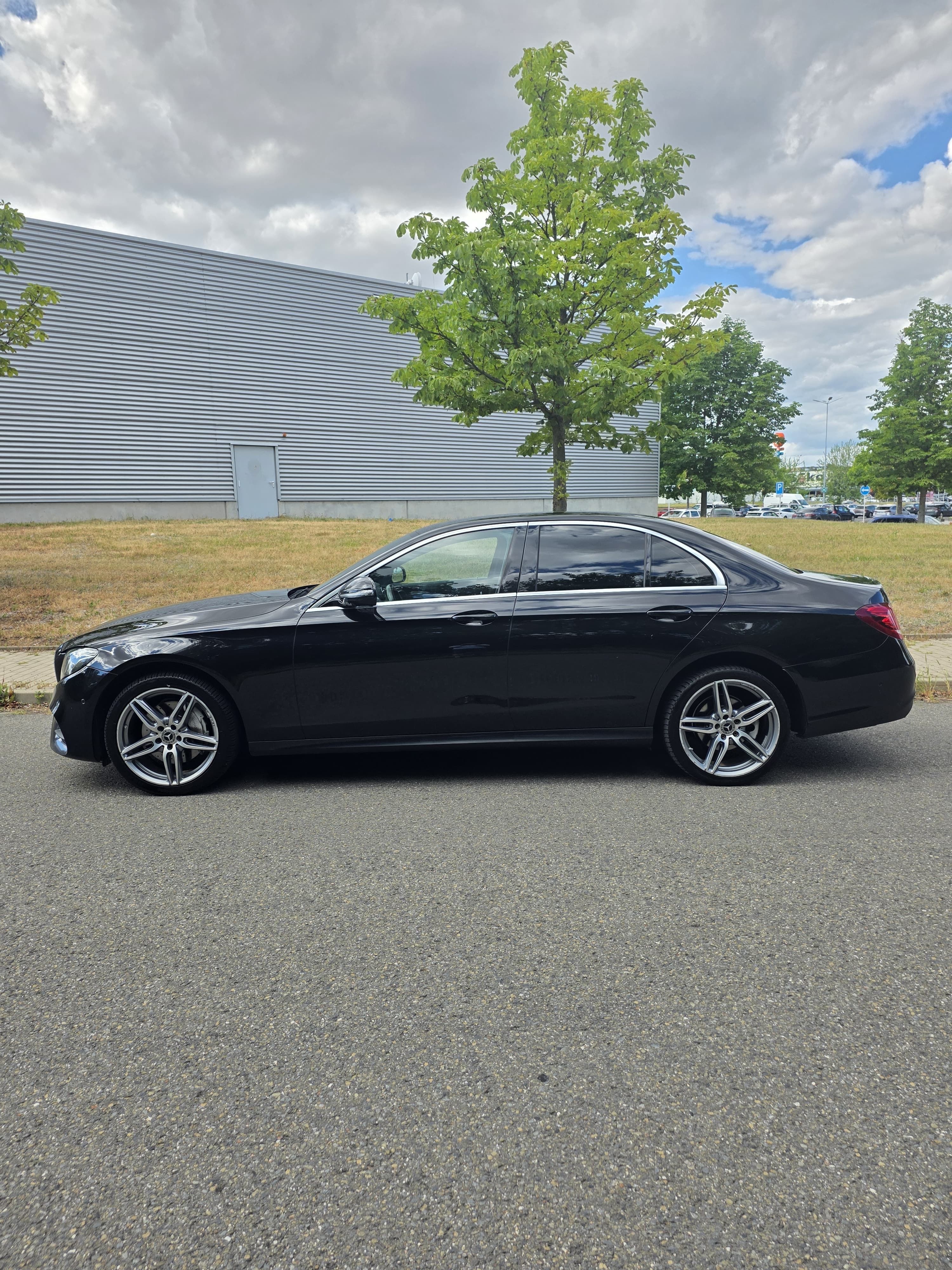 Mercedes-Benz Třídy E, 220D 4Matic, AMG, servis - fotka 4