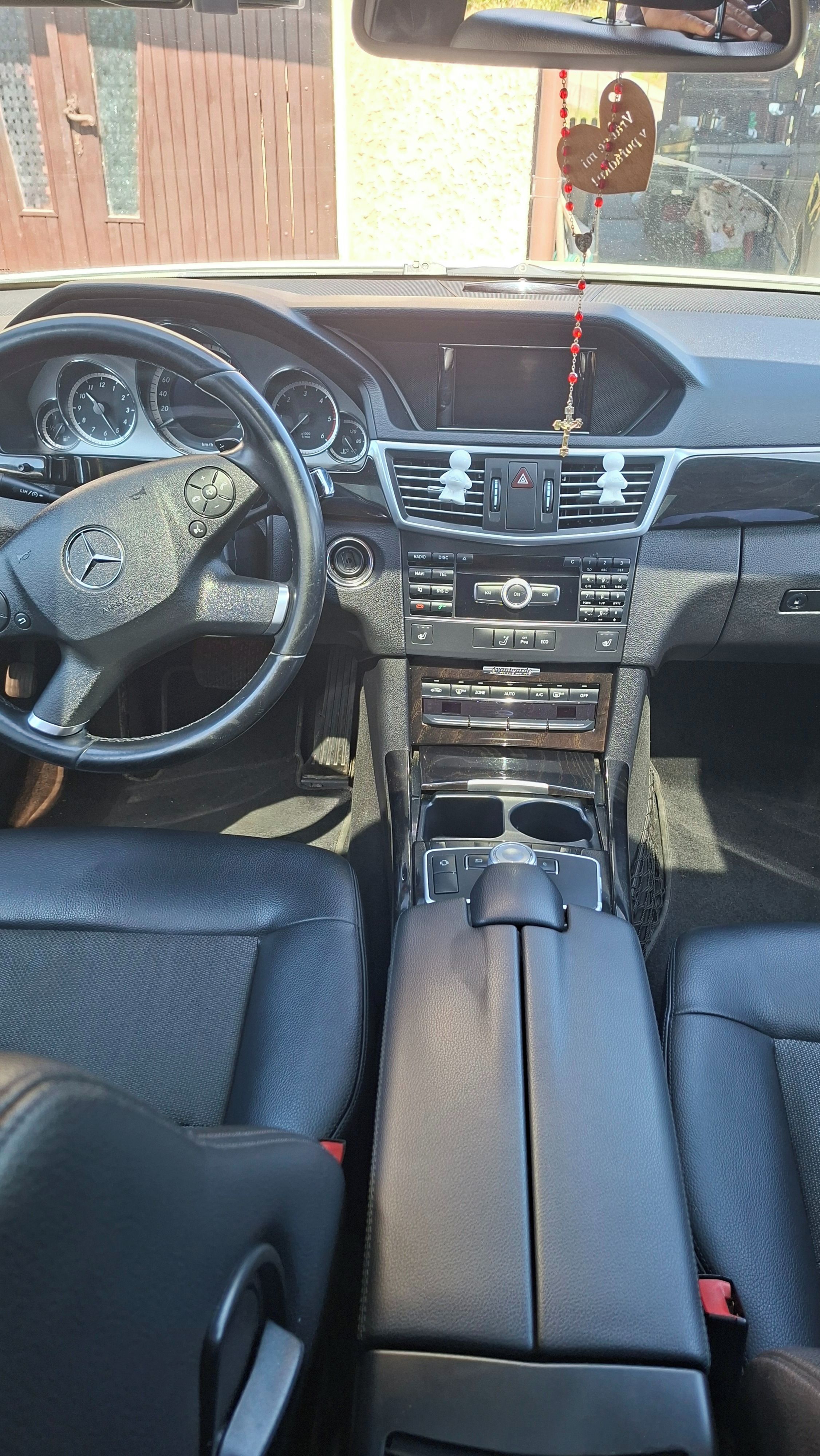 Mercedes-Benz Třídy E, Mercedes-Benz E 220 CDI - fotka 4