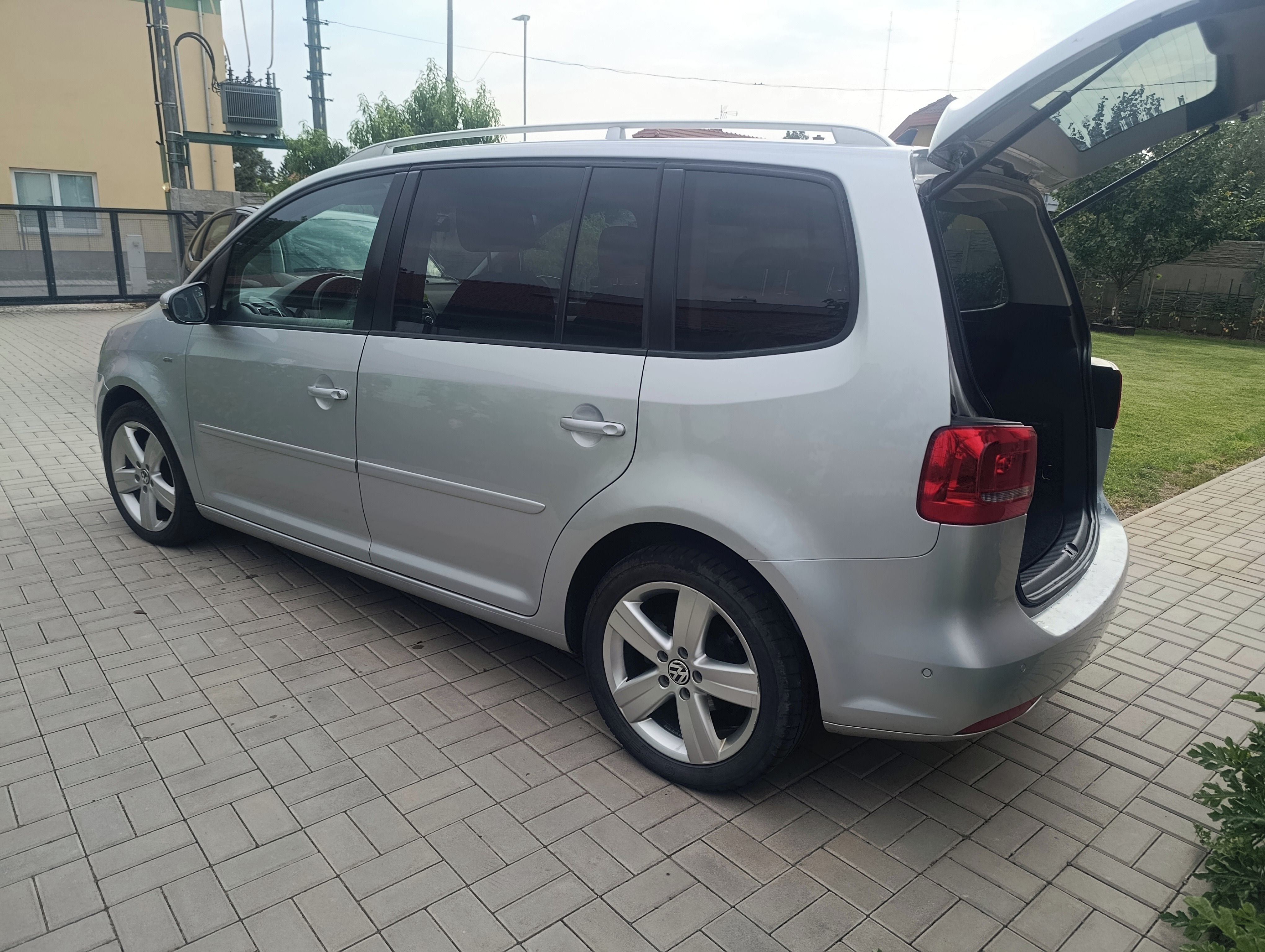 Volkswagen Touran, 2.0 TDI DSG-F1 PANORAMA - fotka 3
