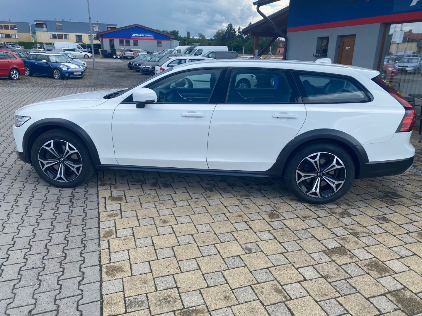 Volvo V90, 2.0 Cross Country PRO B5Hybrid - fotka 4