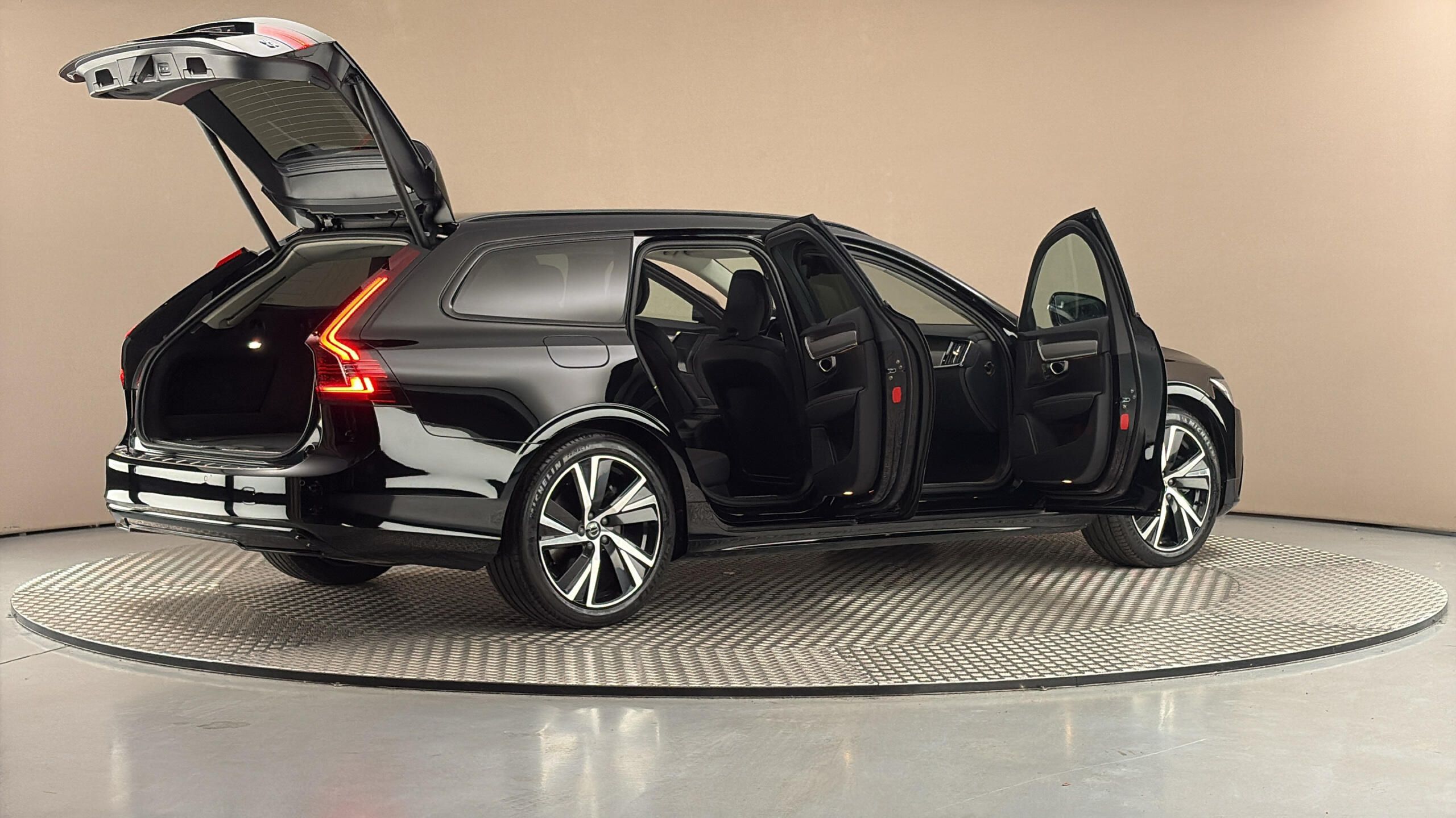 Volvo V90, 2.0 B5 AUT Plus Dark - fotka 6