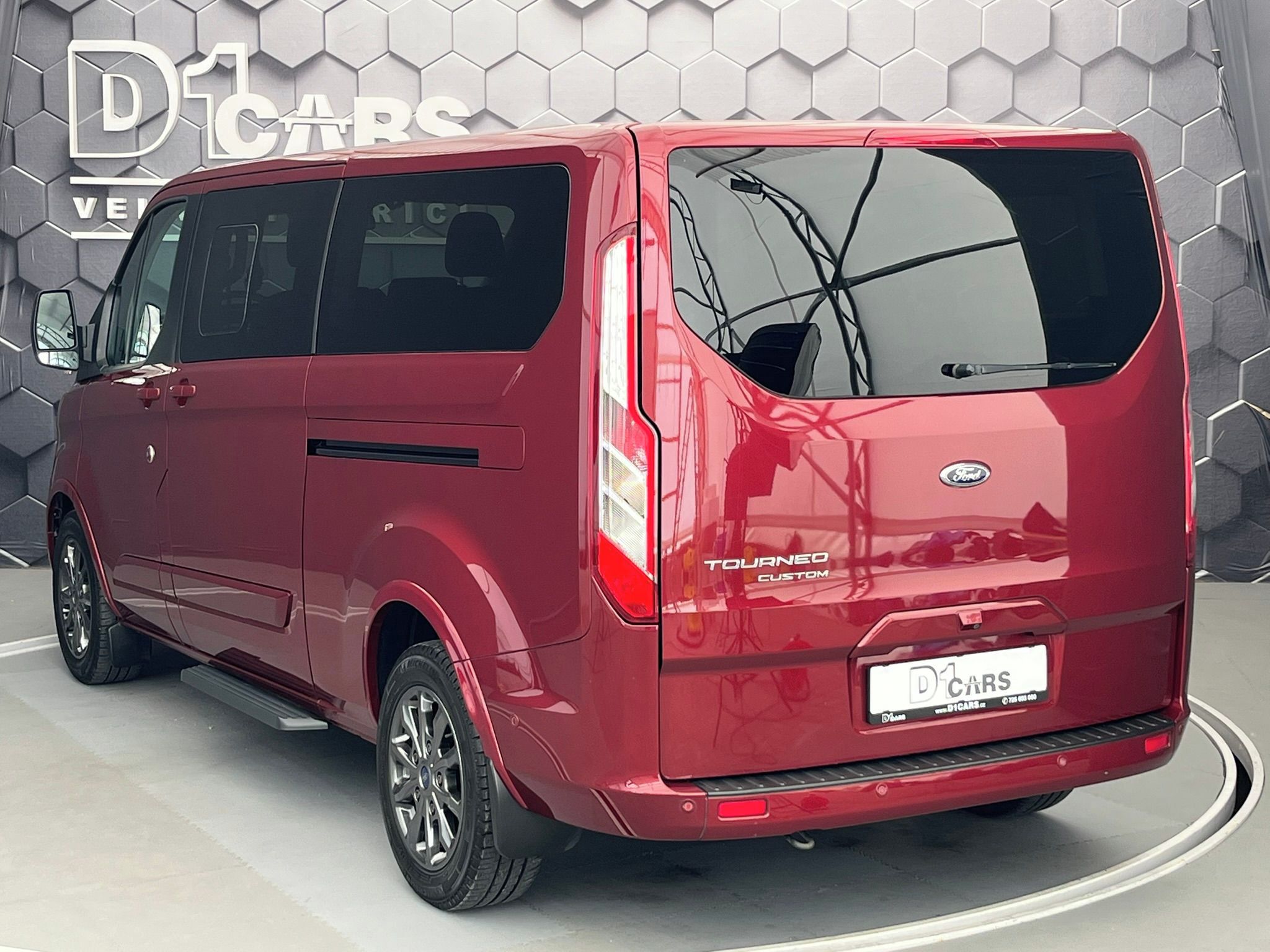 Ford Tourneo Custom, 320 L2H1 Titanium aut. - fotka 2