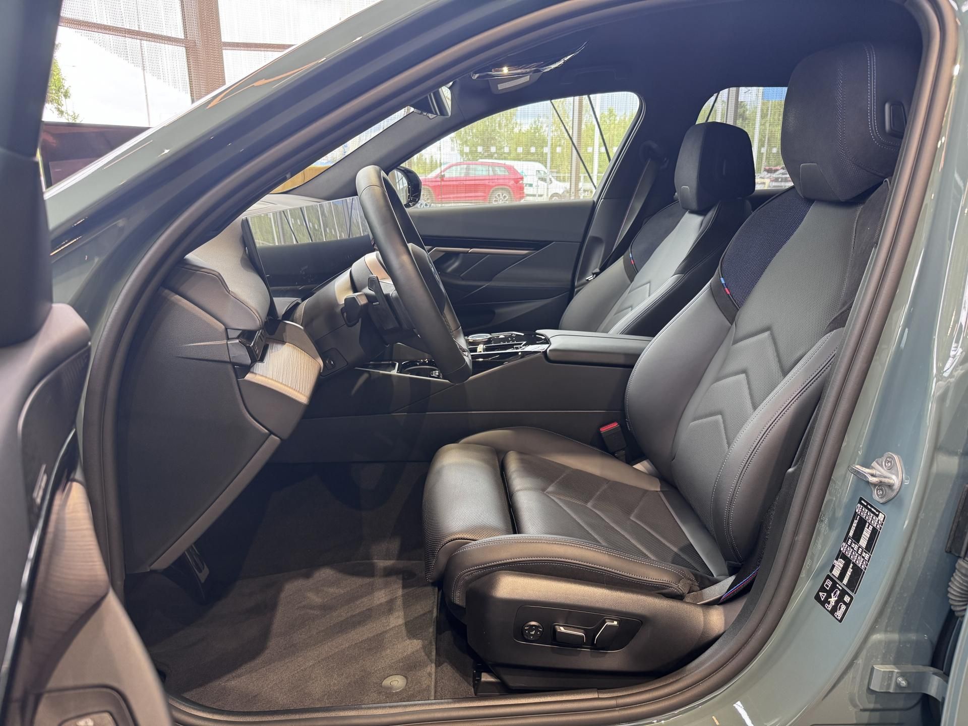 BMW Řada 5, 520d xDrive Touring M-Sport - fotka 6