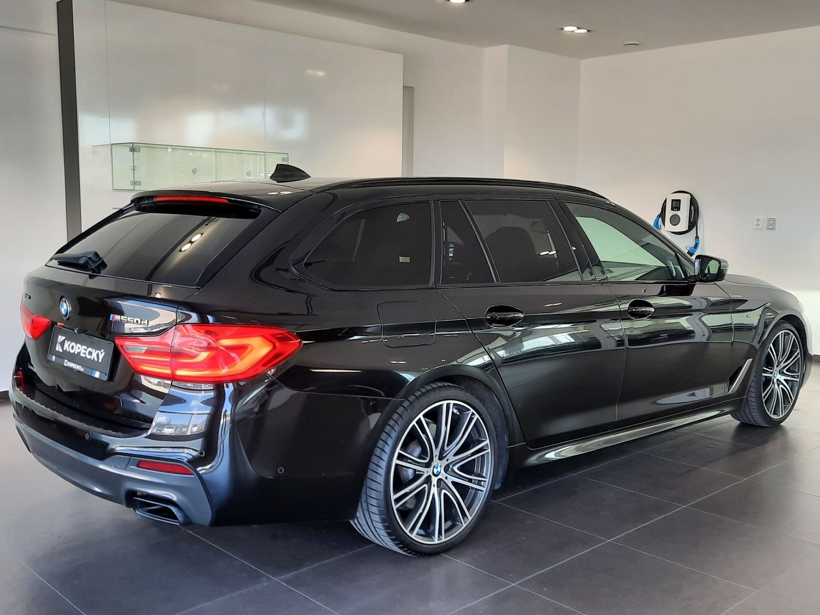 BMW Řada 5, M550d xDrive Touring - fotka 6