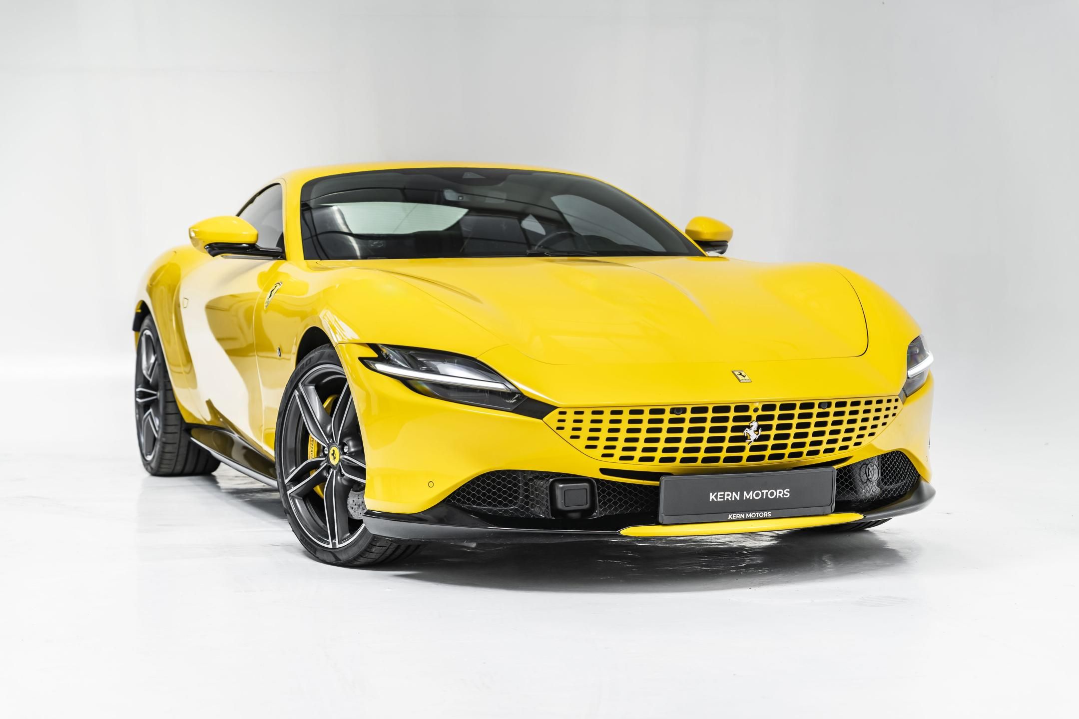 Ferrari Roma, Giallo modena*krásná výbava