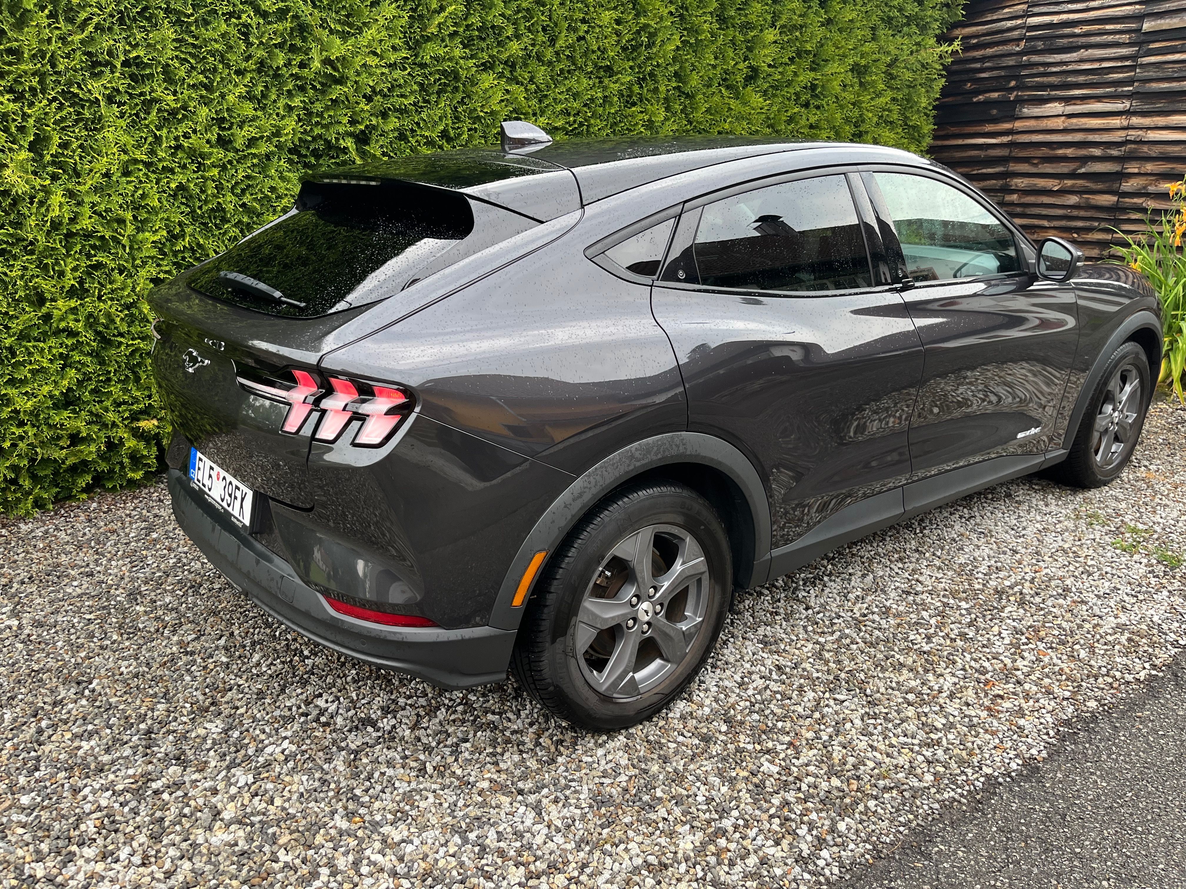 Ford Mustang Mach-E, SR 75,7 kWh - 93% SOH - fotka 3