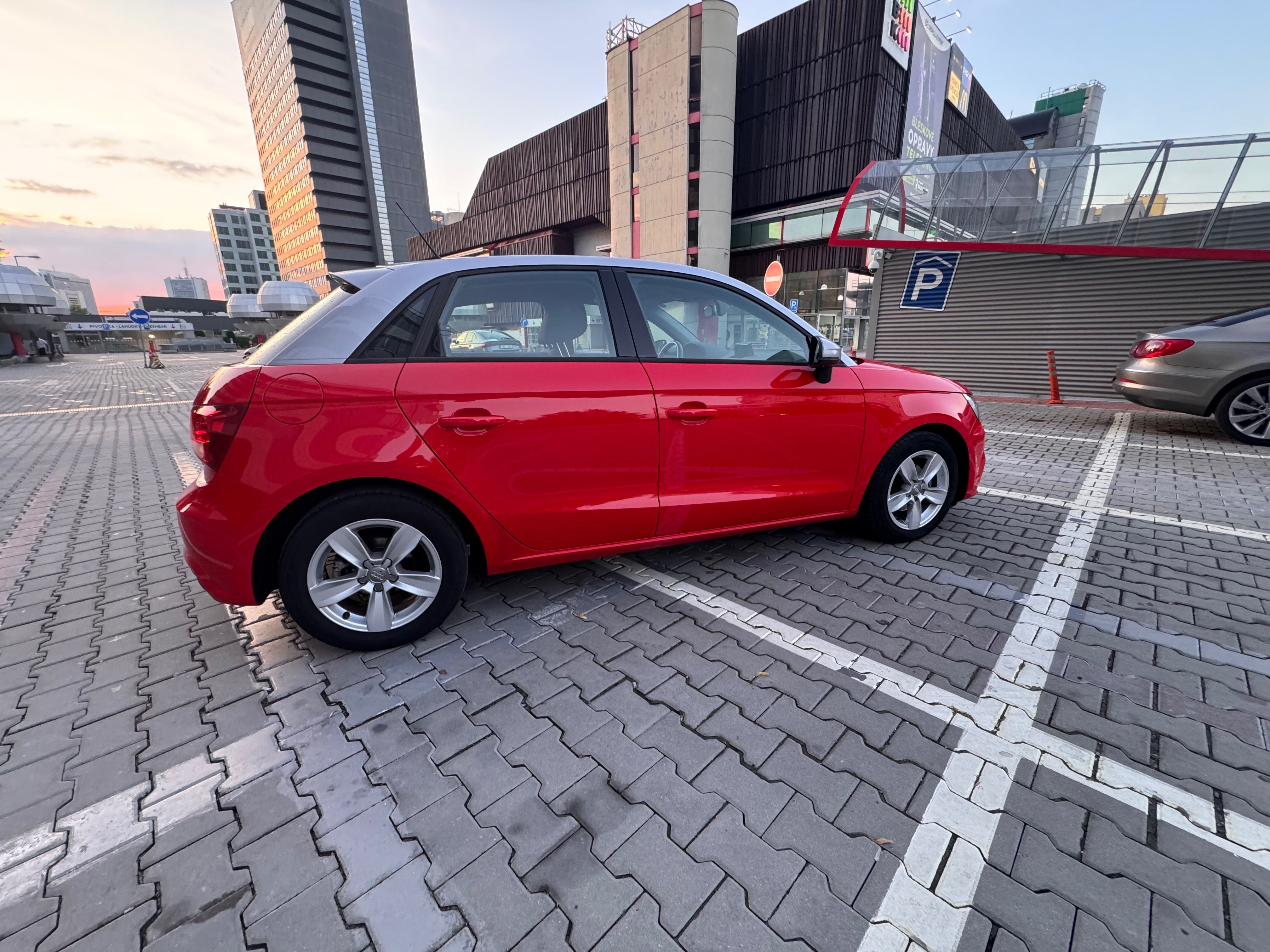 Audi A1, Audi A1 1.4 tdi Sportback TOP - fotka 3