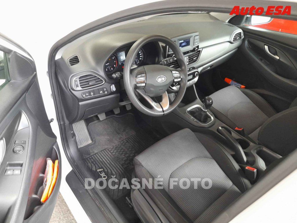 Hyundai i30, 1.4i,servis.kniha,AC - fotka 3