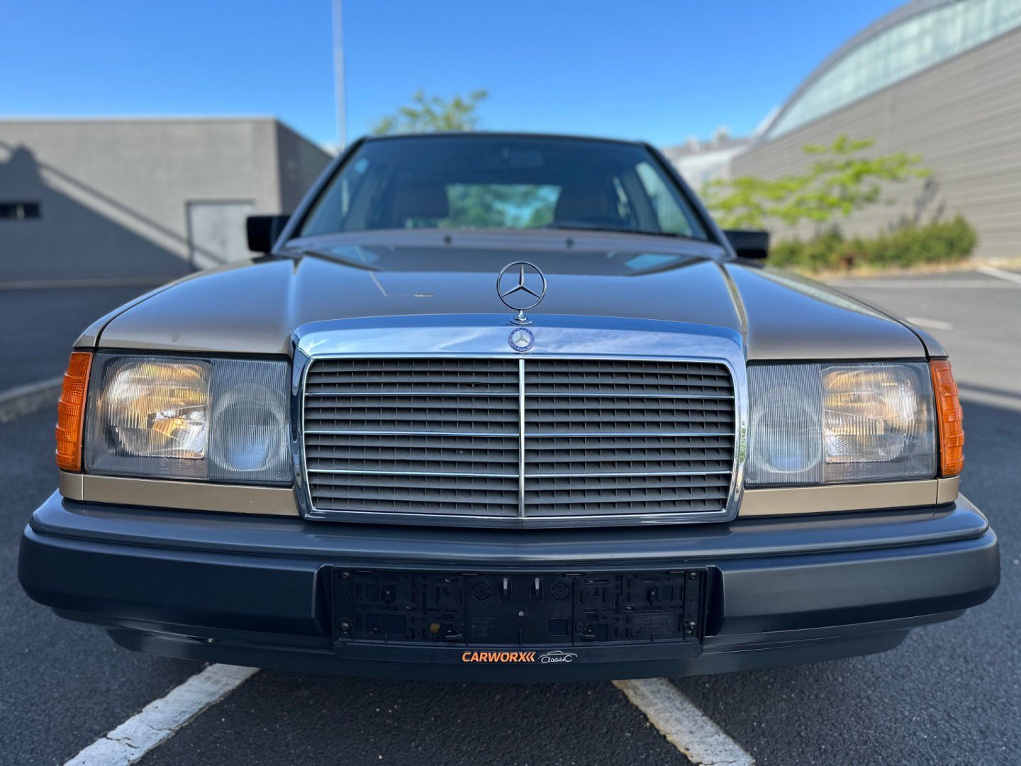 Mercedes-Benz 124, 230E 97kw - fotka 2