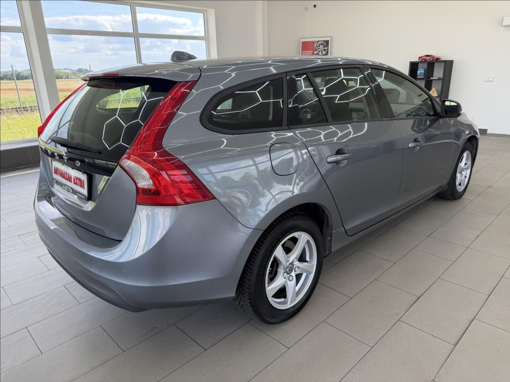 Volvo V60, 2,0 D, Automat, pouze 93tkm - fotka 4