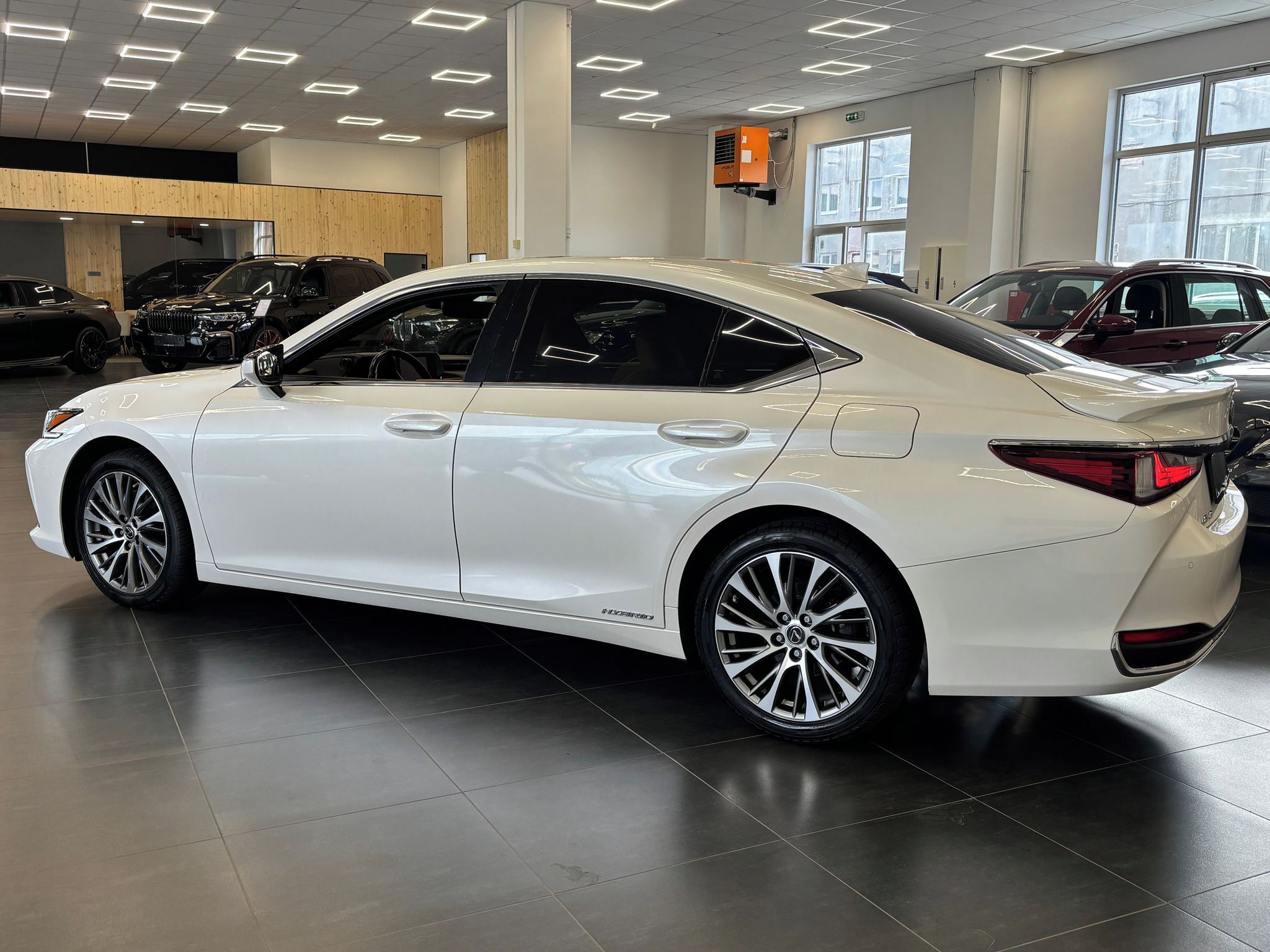Lexus ES 300h, 160kW, LED, Navi., Šíbr, Kamer - fotka 4