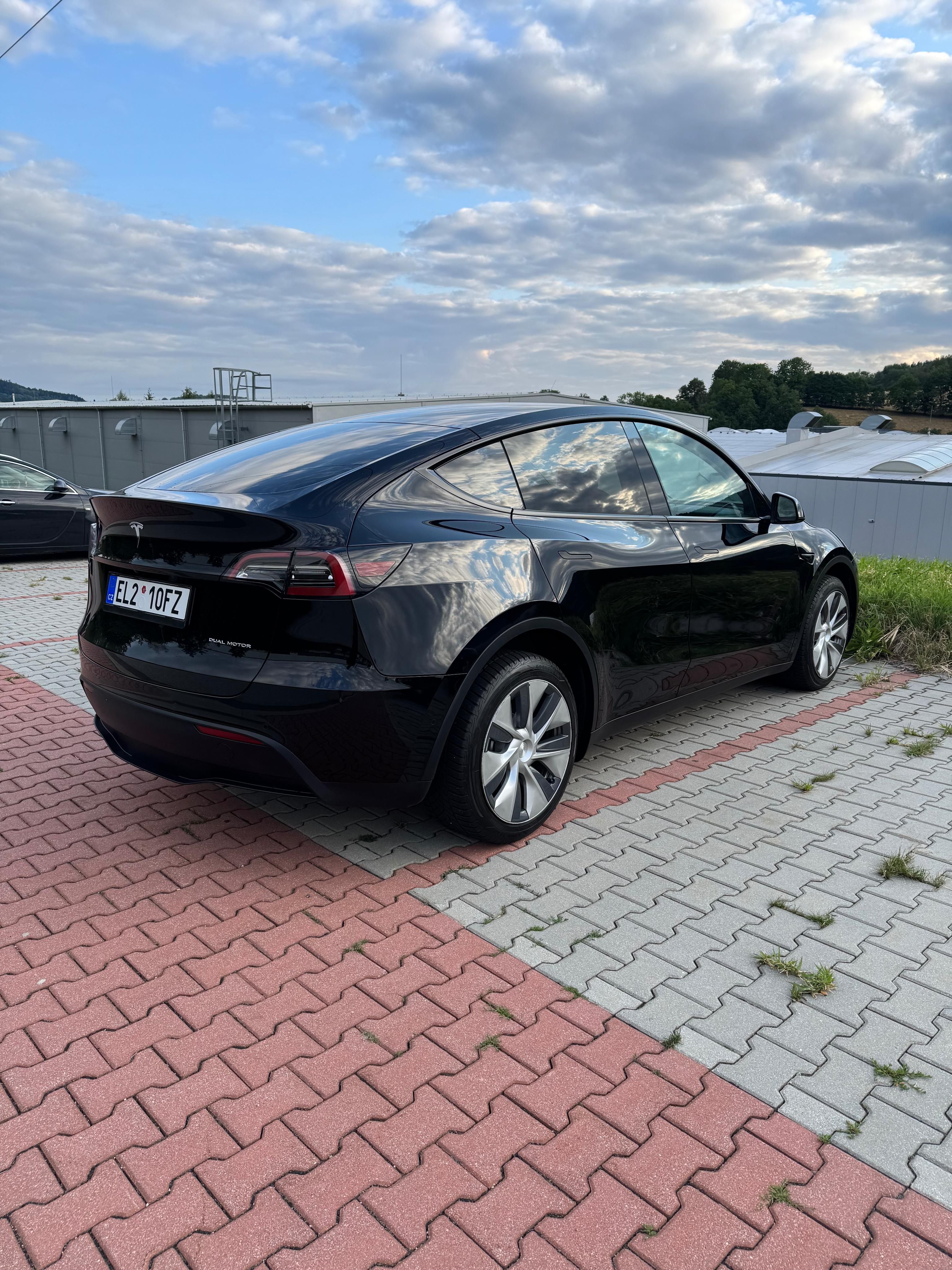 Tesla Model Y, LR, 4x4, 378kW, SOH 90,2%,DPH - fotka 4