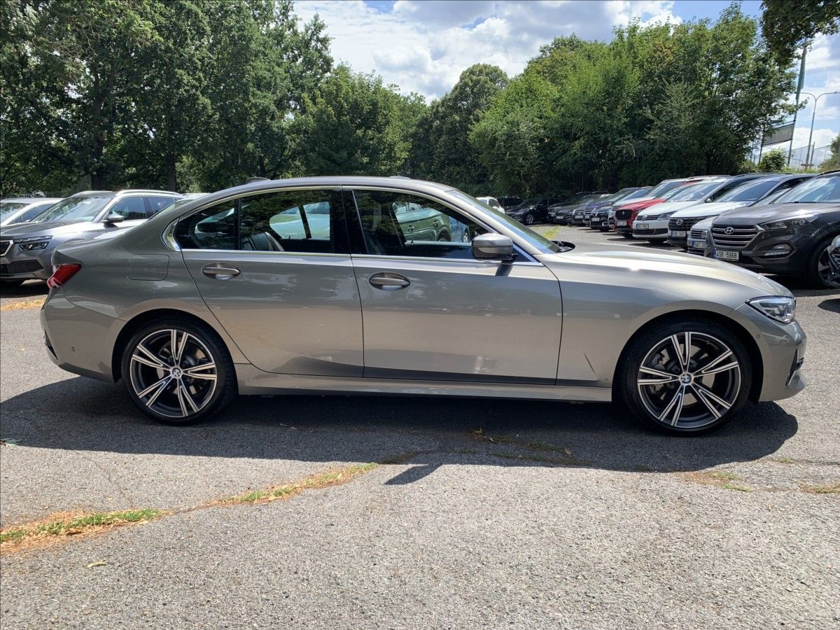 BMW Řada 3, 2,0 330e INDIVIDUAL,1.MAJ,ČR - fotka 4