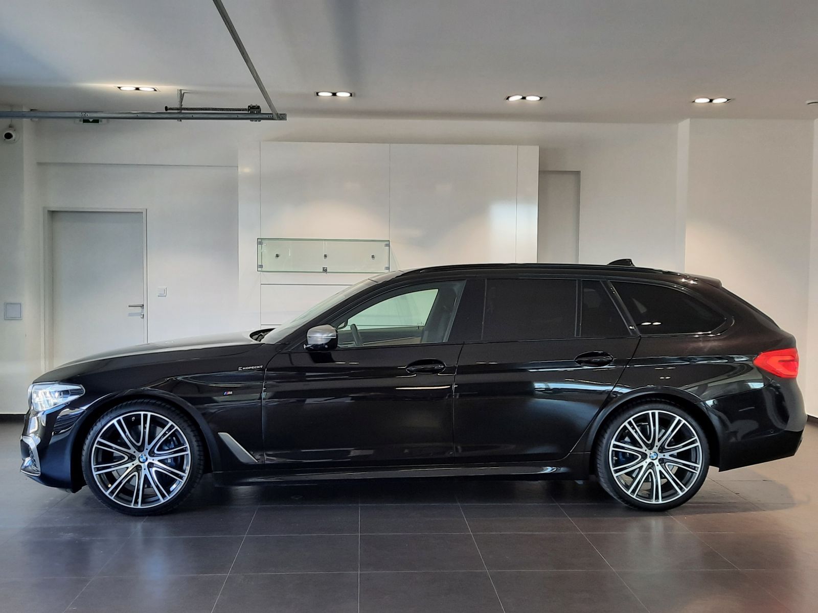 BMW Řada 5, M550d xDrive Touring - fotka 3
