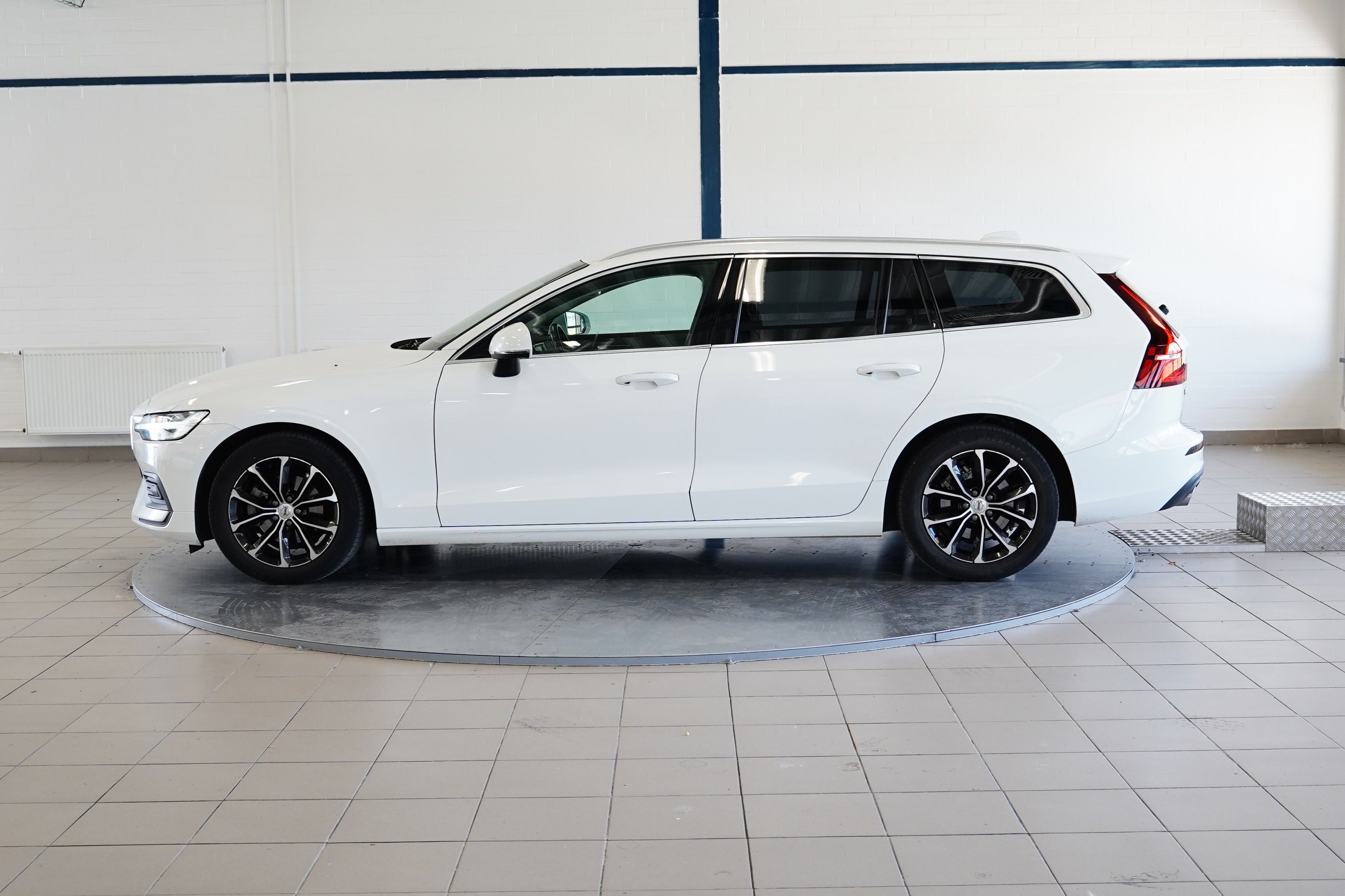 Volvo V60, D4 140 kW Momentum - fotka 3