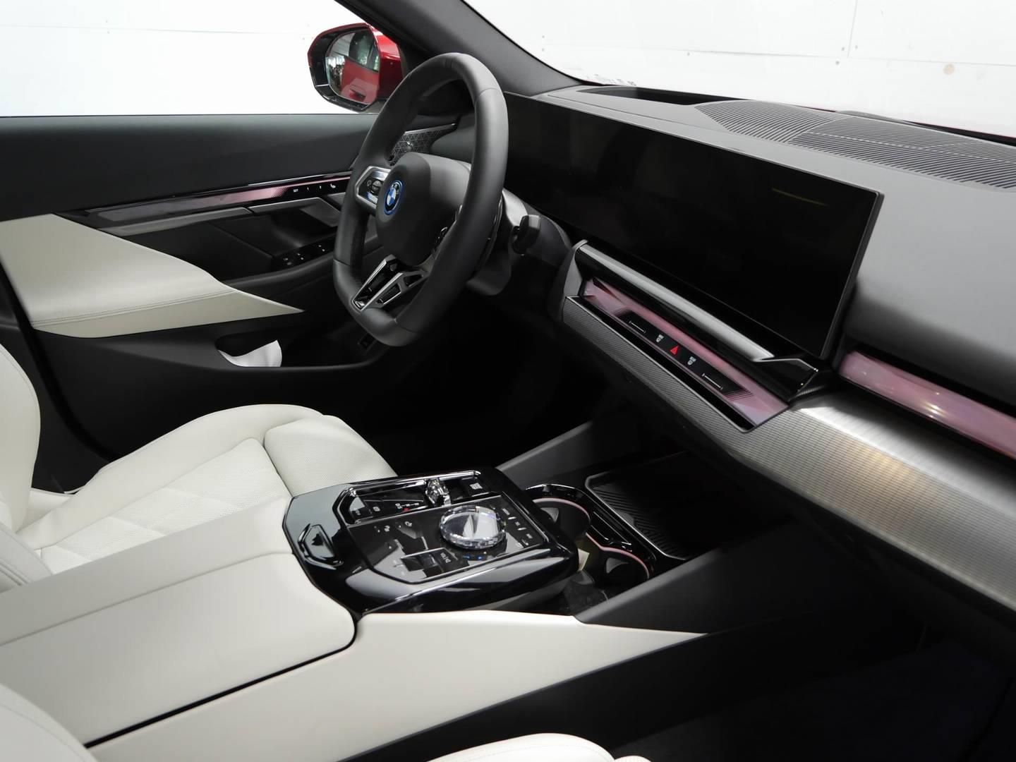 BMW Řada 5, 550e xDrive Tažné Bowers - fotka 5