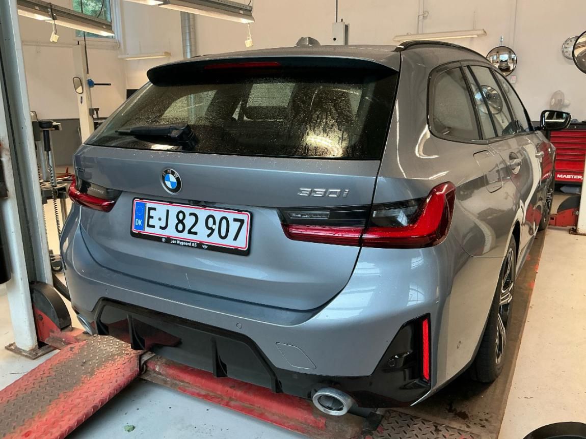 BMW Řada 3, 330i xDrive Touring - fotka 6