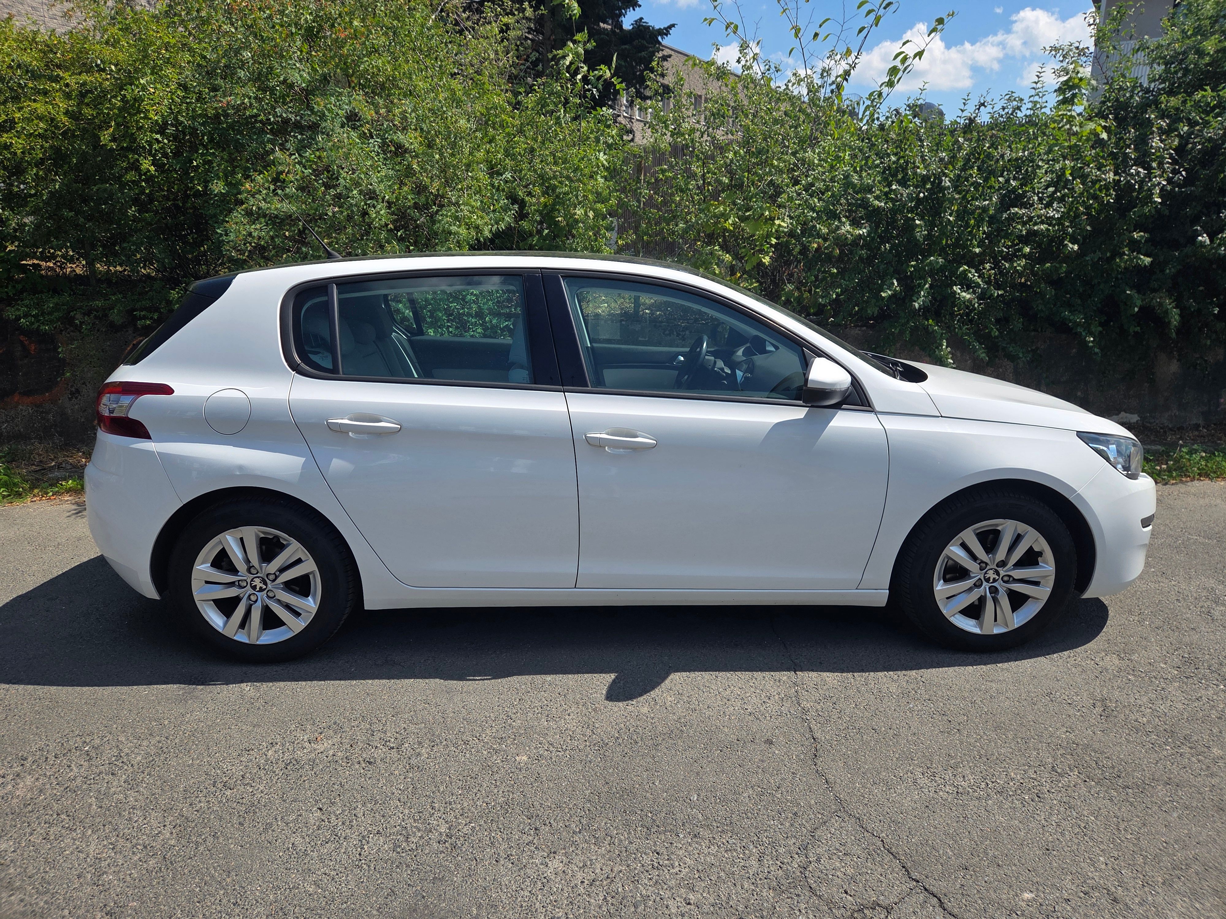 Peugeot 308, 1.2 Automat Active + tažné - fotka 2