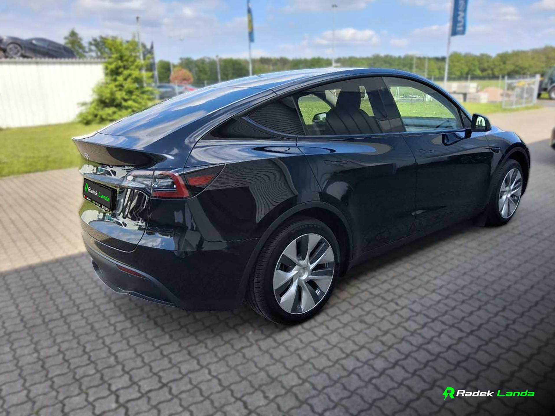 Tesla Model Y, Standard Range | LFP, RWD, AMD - fotka 3