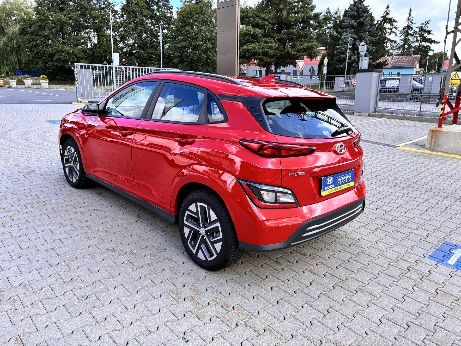 Hyundai Kona, EV 64kWh 150KW SMART - fotka 5